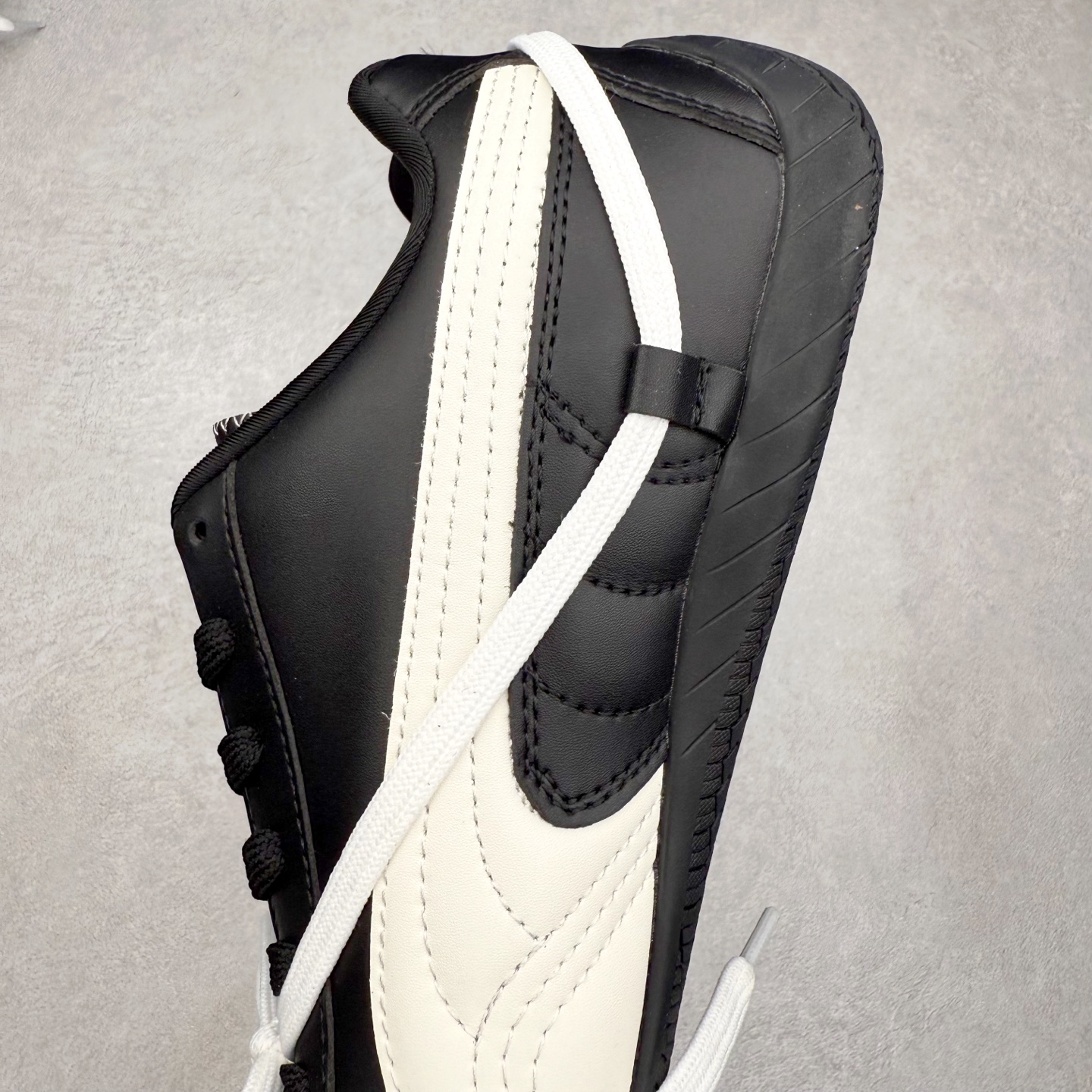 图片[7]-＃特价福利 PUMA Speedca OG 彪马极速赛车系列低帮德训风拼接复古百搭休闲运动赛车鞋 鞋款从80、90年代赛车手所穿的防火赛车鞋为原型，鞋身线条模仿了赛车的流线廓形，体现了空气动力学原理的结构。简约流畅的外观，恰好又和贯穿其中的Formstrip Logo融合恰到好处，视觉上细节丰富且协调。本次Speedcat OG鞋款归来，最大看点自然式保留了窄版鞋型以及薄底构造。这两年各品牌鞋底越做越厚，Speedcat反其道而行之，上脚几乎无鞋底的效果带来耳目一新的视觉体验。鞋面依旧是以质感细腻的麂皮材质打造，并且大面积近乎全包裹的使用，复古味道也愈发浓烈。配色上更是将最原始的黑色和红色带回，向F1赛车队的标志性队服致敬。相信让各位一眼种草的更多是出挑的大红色，上脚即可瞬间点亮整体造型，在以球鞋为核心的OOTD中脱颖而出。而另一款黑色则是低调的万金油，彰显新潮个性的同时又不喧宾夺主，也是热爱简约系穿搭朋友的首选。 尺码：35.5 36 37 37.5 38 38.5 39 40 40.5 41 42 42.5 43 44 44.5 45-选品中心