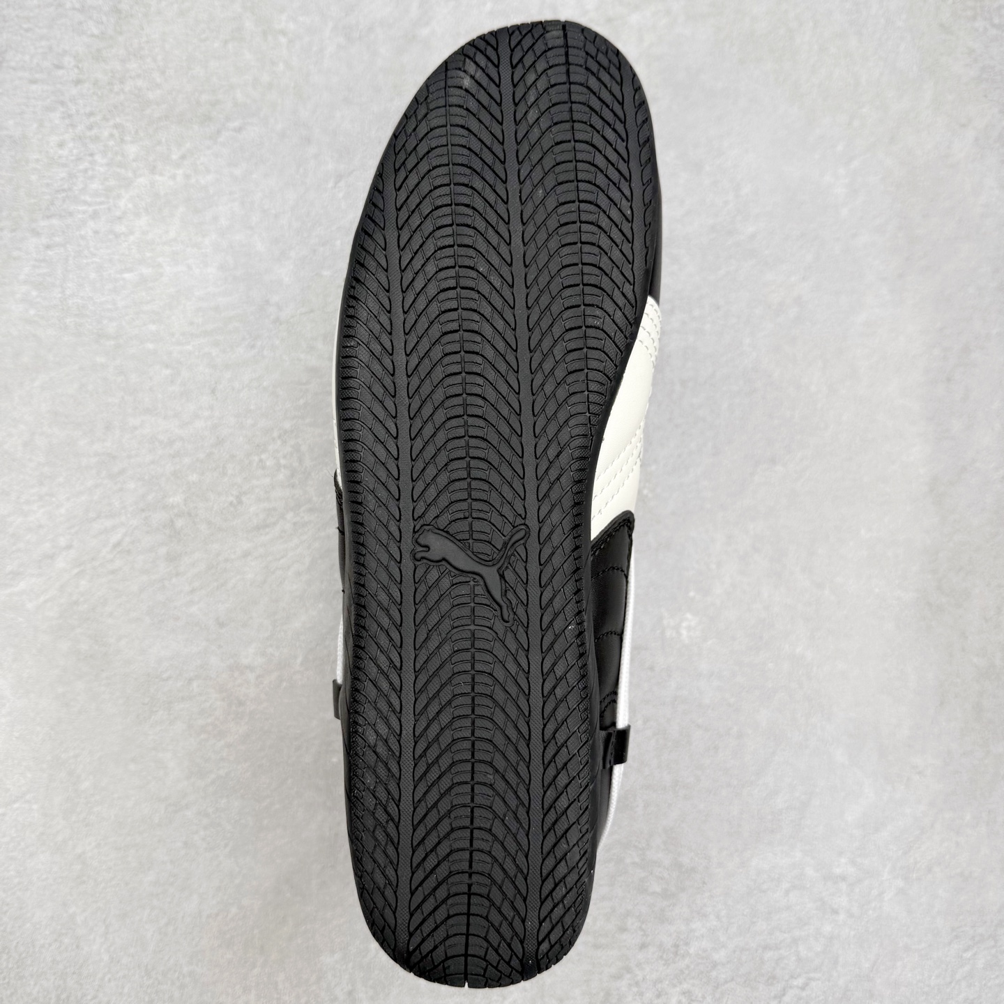 图片[9]-＃特价福利 PUMA Speedca OG 彪马极速赛车系列低帮德训风拼接复古百搭休闲运动赛车鞋 鞋款从80、90年代赛车手所穿的防火赛车鞋为原型，鞋身线条模仿了赛车的流线廓形，体现了空气动力学原理的结构。简约流畅的外观，恰好又和贯穿其中的Formstrip Logo融合恰到好处，视觉上细节丰富且协调。本次Speedcat OG鞋款归来，最大看点自然式保留了窄版鞋型以及薄底构造。这两年各品牌鞋底越做越厚，Speedcat反其道而行之，上脚几乎无鞋底的效果带来耳目一新的视觉体验。鞋面依旧是以质感细腻的麂皮材质打造，并且大面积近乎全包裹的使用，复古味道也愈发浓烈。配色上更是将最原始的黑色和红色带回，向F1赛车队的标志性队服致敬。相信让各位一眼种草的更多是出挑的大红色，上脚即可瞬间点亮整体造型，在以球鞋为核心的OOTD中脱颖而出。而另一款黑色则是低调的万金油，彰显新潮个性的同时又不喧宾夺主，也是热爱简约系穿搭朋友的首选。 尺码：35.5 36 37 37.5 38 38.5 39 40 40.5 41 42 42.5 43 44 44.5 45-选品中心