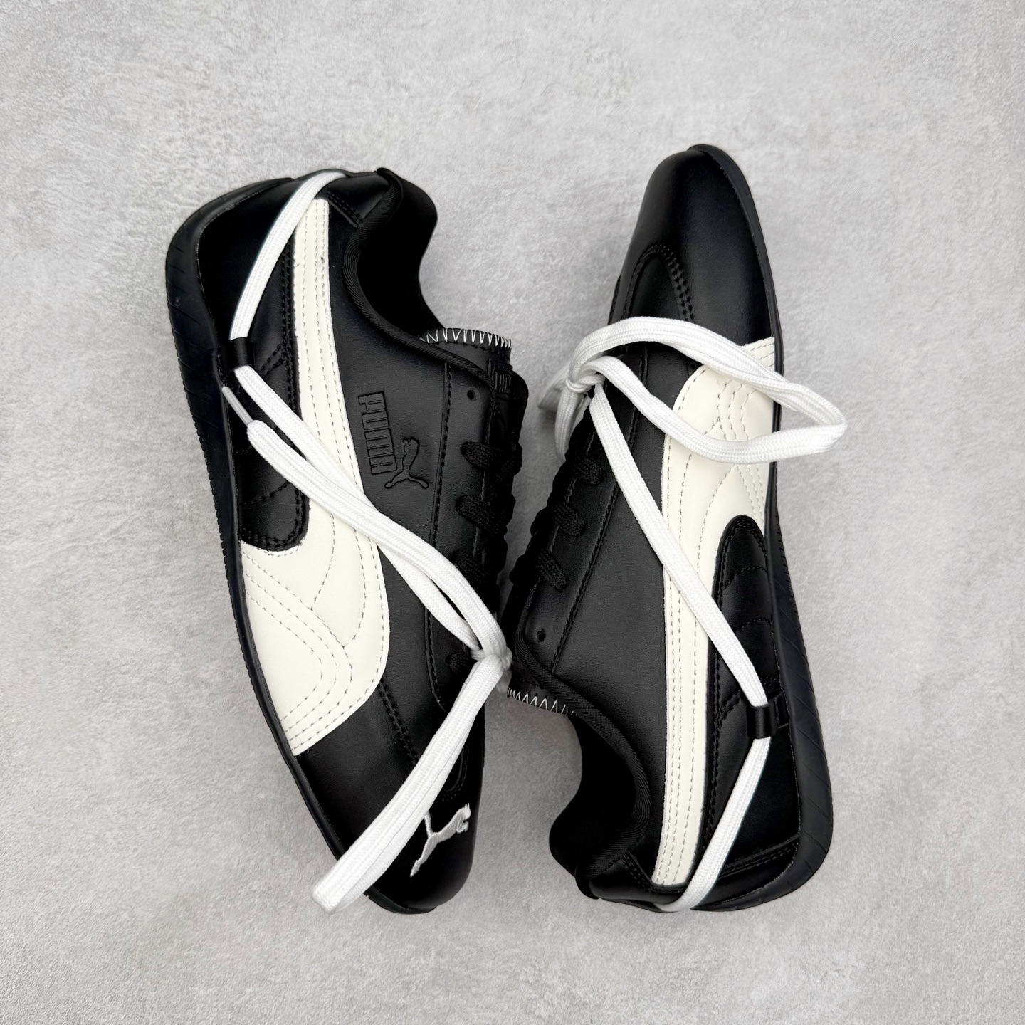 图片[3]-＃特价福利 PUMA Speedca OG 彪马极速赛车系列低帮德训风拼接复古百搭休闲运动赛车鞋 鞋款从80、90年代赛车手所穿的防火赛车鞋为原型，鞋身线条模仿了赛车的流线廓形，体现了空气动力学原理的结构。简约流畅的外观，恰好又和贯穿其中的Formstrip Logo融合恰到好处，视觉上细节丰富且协调。本次Speedcat OG鞋款归来，最大看点自然式保留了窄版鞋型以及薄底构造。这两年各品牌鞋底越做越厚，Speedcat反其道而行之，上脚几乎无鞋底的效果带来耳目一新的视觉体验。鞋面依旧是以质感细腻的麂皮材质打造，并且大面积近乎全包裹的使用，复古味道也愈发浓烈。配色上更是将最原始的黑色和红色带回，向F1赛车队的标志性队服致敬。相信让各位一眼种草的更多是出挑的大红色，上脚即可瞬间点亮整体造型，在以球鞋为核心的OOTD中脱颖而出。而另一款黑色则是低调的万金油，彰显新潮个性的同时又不喧宾夺主，也是热爱简约系穿搭朋友的首选。 尺码：35.5 36 37 37.5 38 38.5 39 40 40.5 41 42 42.5 43 44 44.5 45-选品中心