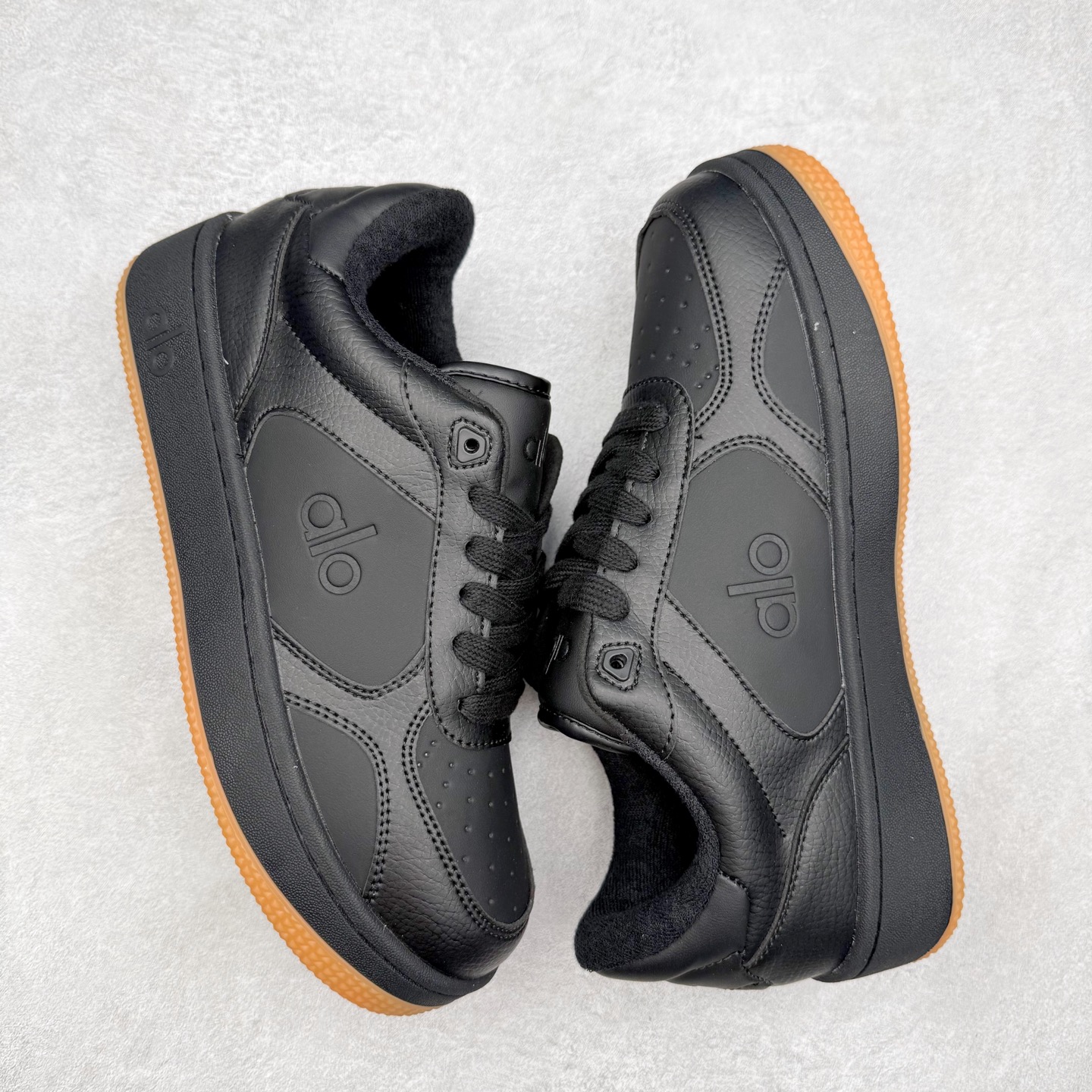 图片[3]-Alo yoga 易梦玲 Jisoo智秀 等多位明星同款上脚 主打各大平台外贸主推大厂采购原材料多处细节一步到位 生产细节 没得说 一款随意搭配的都好看的鞋子aIo采用增高4cm 主打熊猫色 春夏秋冬四季款 舒适简约板鞋 TPU防滑耐磨鞋底 #alo #alo女孩 #AIo #健身穿搭 #鞋子推荐 #板鞋 尺码：35 36 37 38 39 40 41 42 43 44 45-选品中心