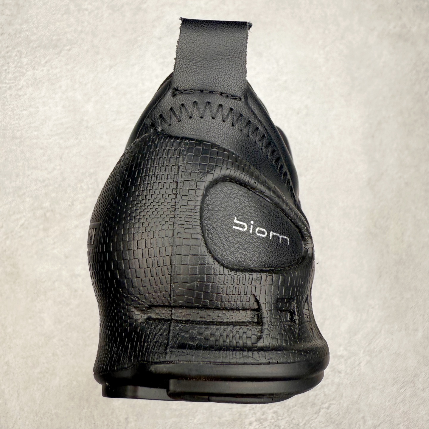 图片[8]-Ecco爱步驱动牛皮革圆头舒适系带低帮生活休闲鞋 ECCO以三大核心特征为依托：北欧设计风格、鞋履制作、积极的生活方式。北欧设计风格：北欧设计特点是独特、有格调、实用和简约，并且品质优良。鞋履制作：ECCO钟爱鞋履制作以及一切与鞋履制作相关的事物。积极的生活方式：ECCO的创始人希望制作出的鞋履无需磨合，即可完美贴合脚型，帮助人们享受行走的乐趣。ECCO的成功源自其产品质量和创新的技术水平，恪守“鞋遵循双足”的设计理念，将的舒适度和风格融为一体。ECCO跑遍全世界寻找创新的原料。从制革制鞋一体化的设置，源头上控制皮革质量，确保对人体无害。 尺码：38 39 40 41 42 43 44 （皮鞋码）-选品中心