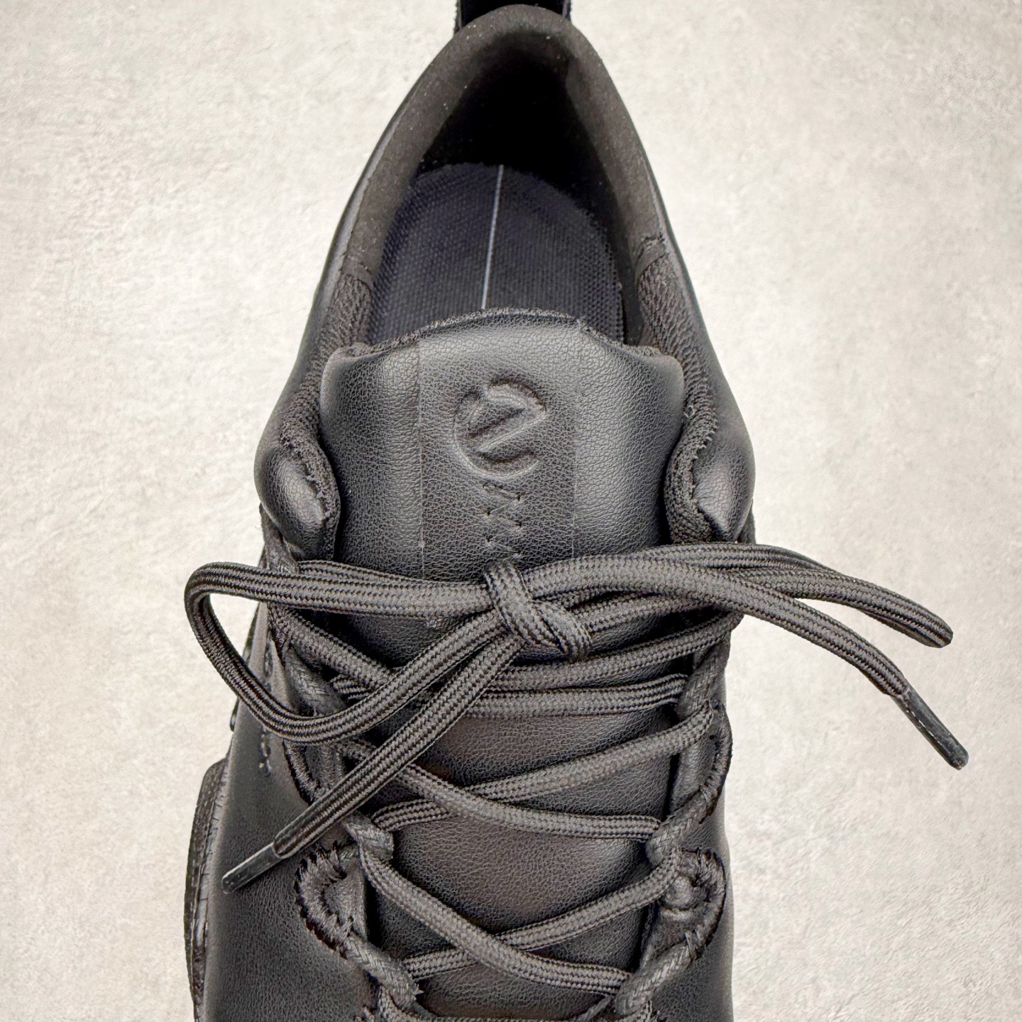 图片[5]-Ecco爱步驱动牛皮革圆头舒适系带低帮生活休闲鞋 ECCO以三大核心特征为依托：北欧设计风格、鞋履制作、积极的生活方式。北欧设计风格：北欧设计特点是独特、有格调、实用和简约，并且品质优良。鞋履制作：ECCO钟爱鞋履制作以及一切与鞋履制作相关的事物。积极的生活方式：ECCO的创始人希望制作出的鞋履无需磨合，即可完美贴合脚型，帮助人们享受行走的乐趣。ECCO的成功源自其产品质量和创新的技术水平，恪守“鞋遵循双足”的设计理念，将的舒适度和风格融为一体。ECCO跑遍全世界寻找创新的原料。从制革制鞋一体化的设置，源头上控制皮革质量，确保对人体无害。 尺码：38 39 40 41 42 43 44 （皮鞋码）-选品中心