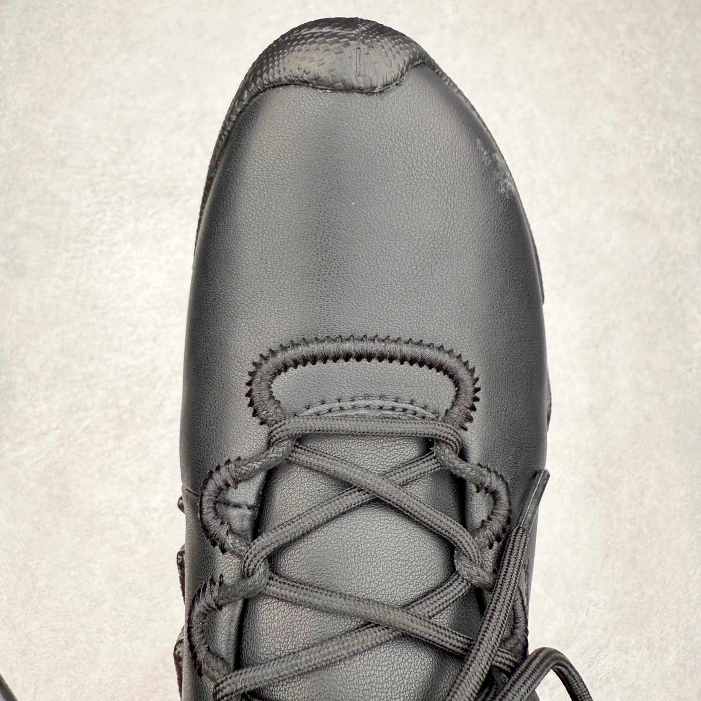 图片[4]-Ecco爱步驱动牛皮革圆头舒适系带低帮生活休闲鞋 ECCO以三大核心特征为依托：北欧设计风格、鞋履制作、积极的生活方式。北欧设计风格：北欧设计特点是独特、有格调、实用和简约，并且品质优良。鞋履制作：ECCO钟爱鞋履制作以及一切与鞋履制作相关的事物。积极的生活方式：ECCO的创始人希望制作出的鞋履无需磨合，即可完美贴合脚型，帮助人们享受行走的乐趣。ECCO的成功源自其产品质量和创新的技术水平，恪守“鞋遵循双足”的设计理念，将的舒适度和风格融为一体。ECCO跑遍全世界寻找创新的原料。从制革制鞋一体化的设置，源头上控制皮革质量，确保对人体无害。 尺码：38 39 40 41 42 43 44 （皮鞋码）-选品中心