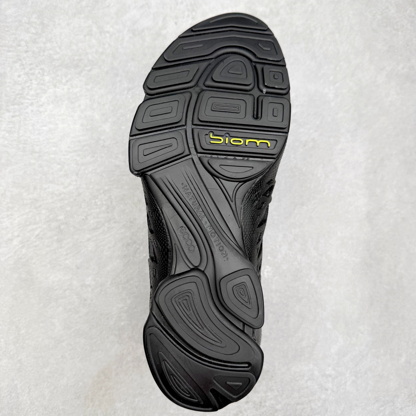 图片[9]-Ecco爱步驱动牛皮革圆头舒适系带低帮生活休闲鞋 ECCO以三大核心特征为依托：北欧设计风格、鞋履制作、积极的生活方式。北欧设计风格：北欧设计特点是独特、有格调、实用和简约，并且品质优良。鞋履制作：ECCO钟爱鞋履制作以及一切与鞋履制作相关的事物。积极的生活方式：ECCO的创始人希望制作出的鞋履无需磨合，即可完美贴合脚型，帮助人们享受行走的乐趣。ECCO的成功源自其产品质量和创新的技术水平，恪守“鞋遵循双足”的设计理念，将的舒适度和风格融为一体。ECCO跑遍全世界寻找创新的原料。从制革制鞋一体化的设置，源头上控制皮革质量，确保对人体无害。 尺码：38 39 40 41 42 43 44 （皮鞋码）-选品中心