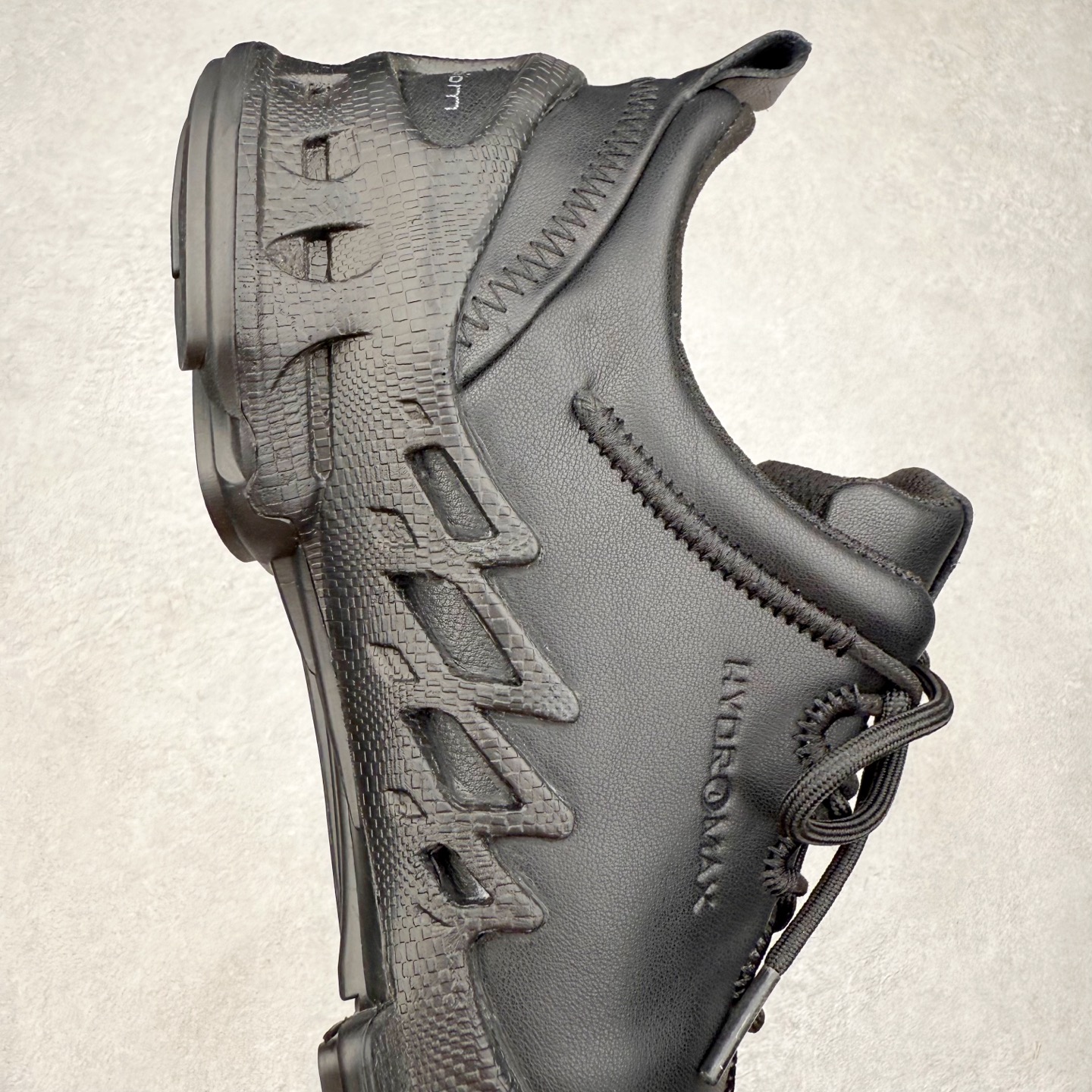 图片[6]-Ecco爱步驱动牛皮革圆头舒适系带低帮生活休闲鞋 ECCO以三大核心特征为依托：北欧设计风格、鞋履制作、积极的生活方式。北欧设计风格：北欧设计特点是独特、有格调、实用和简约，并且品质优良。鞋履制作：ECCO钟爱鞋履制作以及一切与鞋履制作相关的事物。积极的生活方式：ECCO的创始人希望制作出的鞋履无需磨合，即可完美贴合脚型，帮助人们享受行走的乐趣。ECCO的成功源自其产品质量和创新的技术水平，恪守“鞋遵循双足”的设计理念，将的舒适度和风格融为一体。ECCO跑遍全世界寻找创新的原料。从制革制鞋一体化的设置，源头上控制皮革质量，确保对人体无害。 尺码：38 39 40 41 42 43 44 （皮鞋码）-选品中心