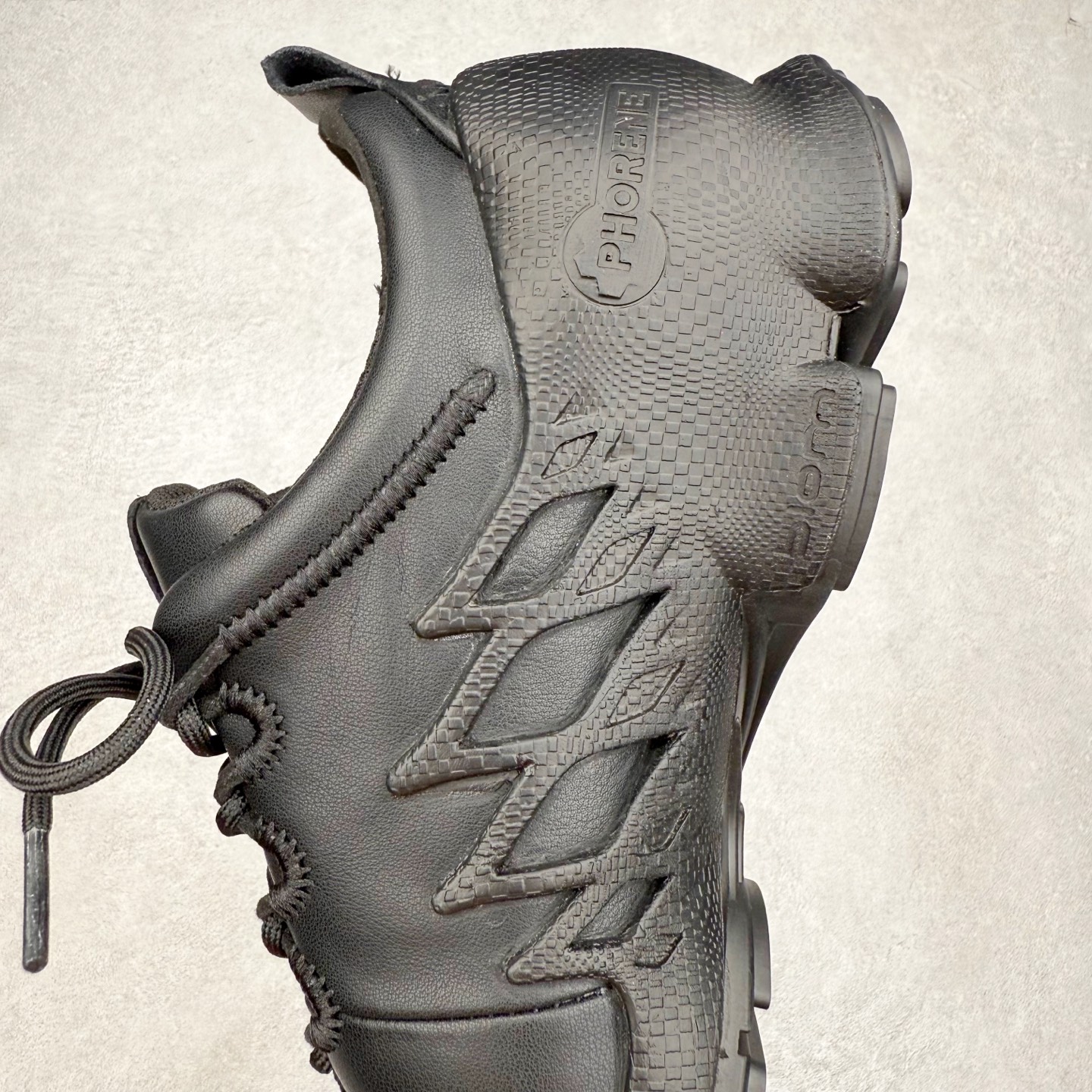 图片[7]-Ecco爱步驱动牛皮革圆头舒适系带低帮生活休闲鞋 ECCO以三大核心特征为依托：北欧设计风格、鞋履制作、积极的生活方式。北欧设计风格：北欧设计特点是独特、有格调、实用和简约，并且品质优良。鞋履制作：ECCO钟爱鞋履制作以及一切与鞋履制作相关的事物。积极的生活方式：ECCO的创始人希望制作出的鞋履无需磨合，即可完美贴合脚型，帮助人们享受行走的乐趣。ECCO的成功源自其产品质量和创新的技术水平，恪守“鞋遵循双足”的设计理念，将的舒适度和风格融为一体。ECCO跑遍全世界寻找创新的原料。从制革制鞋一体化的设置，源头上控制皮革质量，确保对人体无害。 尺码：38 39 40 41 42 43 44 （皮鞋码）-选品中心