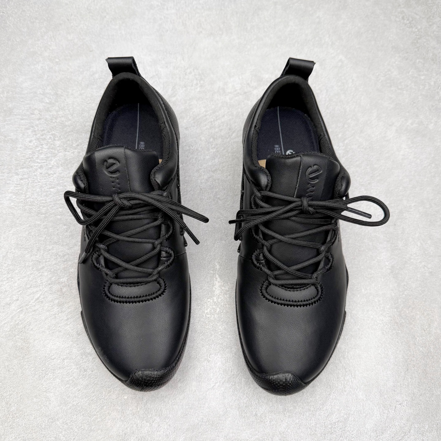 图片[2]-Ecco爱步驱动牛皮革圆头舒适系带低帮生活休闲鞋 ECCO以三大核心特征为依托：北欧设计风格、鞋履制作、积极的生活方式。北欧设计风格：北欧设计特点是独特、有格调、实用和简约，并且品质优良。鞋履制作：ECCO钟爱鞋履制作以及一切与鞋履制作相关的事物。积极的生活方式：ECCO的创始人希望制作出的鞋履无需磨合，即可完美贴合脚型，帮助人们享受行走的乐趣。ECCO的成功源自其产品质量和创新的技术水平，恪守“鞋遵循双足”的设计理念，将的舒适度和风格融为一体。ECCO跑遍全世界寻找创新的原料。从制革制鞋一体化的设置，源头上控制皮革质量，确保对人体无害。 尺码：38 39 40 41 42 43 44 （皮鞋码）-选品中心