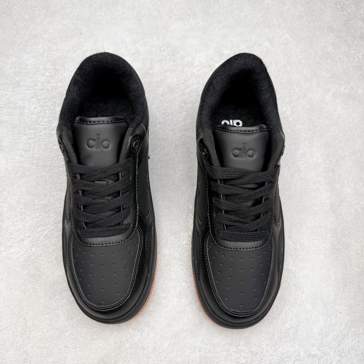 图片[2]-Alo yoga 易梦玲 Jisoo智秀 等多位明星同款上脚 主打各大平台外贸主推大厂采购原材料多处细节一步到位 生产细节 没得说 一款随意搭配的都好看的鞋子aIo采用增高4cm 主打熊猫色 春夏秋冬四季款 舒适简约板鞋 TPU防滑耐磨鞋底 #alo #alo女孩 #AIo #健身穿搭 #鞋子推荐 #板鞋 尺码：35 36 37 38 39 40 41 42 43 44 45-选品中心