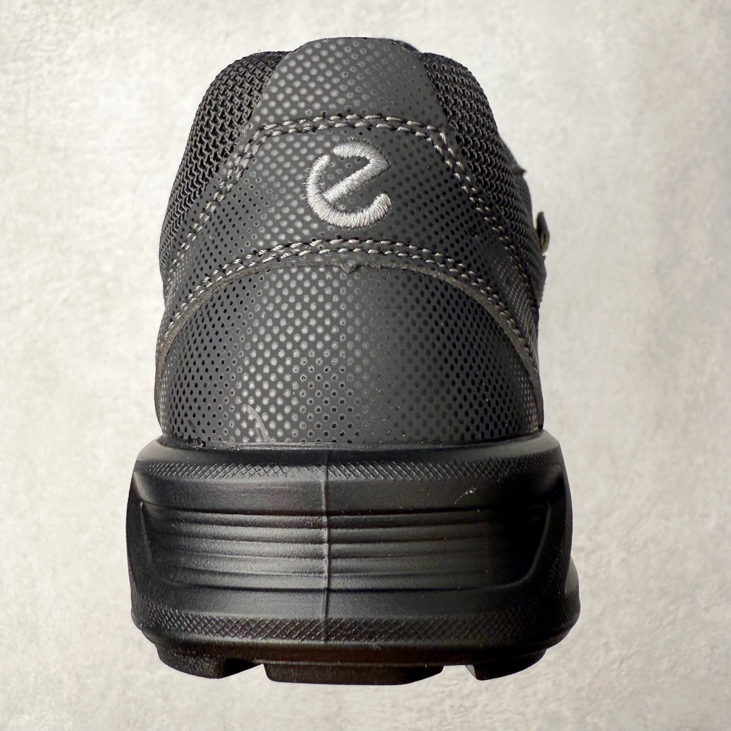 图片[8]-ECCO Terracruise Light Gtx 爱步陆地巡洋系列低帮徒步户外露营百搭休闲运动鞋“网布全黑”825784 51707 ECCO以三大核心特征为依托：北欧设计风格、鞋履制作、积极的生活方式。北欧设计风格：北欧设计特点是独特、有格调、实用和简约，并且品质优良。鞋履制作：ECCO钟爱鞋履制作以及一切与鞋履制作相关的事物。积极的生活方式：ECCO的创始人希望制作出的鞋履无需磨合，即可完美贴合脚型，帮助人们享受行走的乐趣。ECCO的成功源自其产品质量和创新的技术水平，恪守“鞋遵循双足”的设计理念，将的舒适度和风格融为一体。ECCO跑遍全世界寻找创新的原料。从制革制鞋一体化的设置，源头上控制皮革质量，确保对人体无害。 尺码：38 39 40 41 42 43 44 （皮鞋码）-选品中心