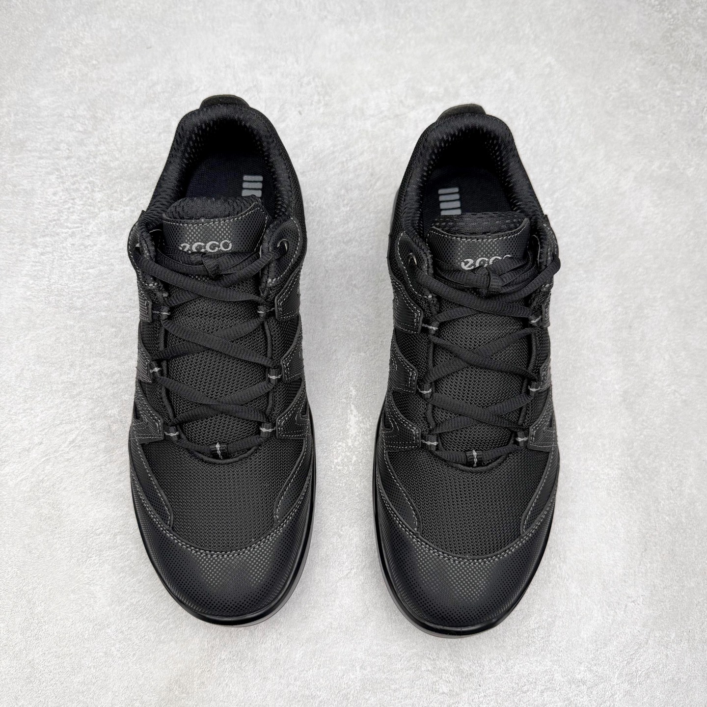 图片[2]-ECCO Terracruise Light Gtx 爱步陆地巡洋系列低帮徒步户外露营百搭休闲运动鞋“网布全黑”825784 51707 ECCO以三大核心特征为依托：北欧设计风格、鞋履制作、积极的生活方式。北欧设计风格：北欧设计特点是独特、有格调、实用和简约，并且品质优良。鞋履制作：ECCO钟爱鞋履制作以及一切与鞋履制作相关的事物。积极的生活方式：ECCO的创始人希望制作出的鞋履无需磨合，即可完美贴合脚型，帮助人们享受行走的乐趣。ECCO的成功源自其产品质量和创新的技术水平，恪守“鞋遵循双足”的设计理念，将的舒适度和风格融为一体。ECCO跑遍全世界寻找创新的原料。从制革制鞋一体化的设置，源头上控制皮革质量，确保对人体无害。 尺码：38 39 40 41 42 43 44 （皮鞋码）-选品中心