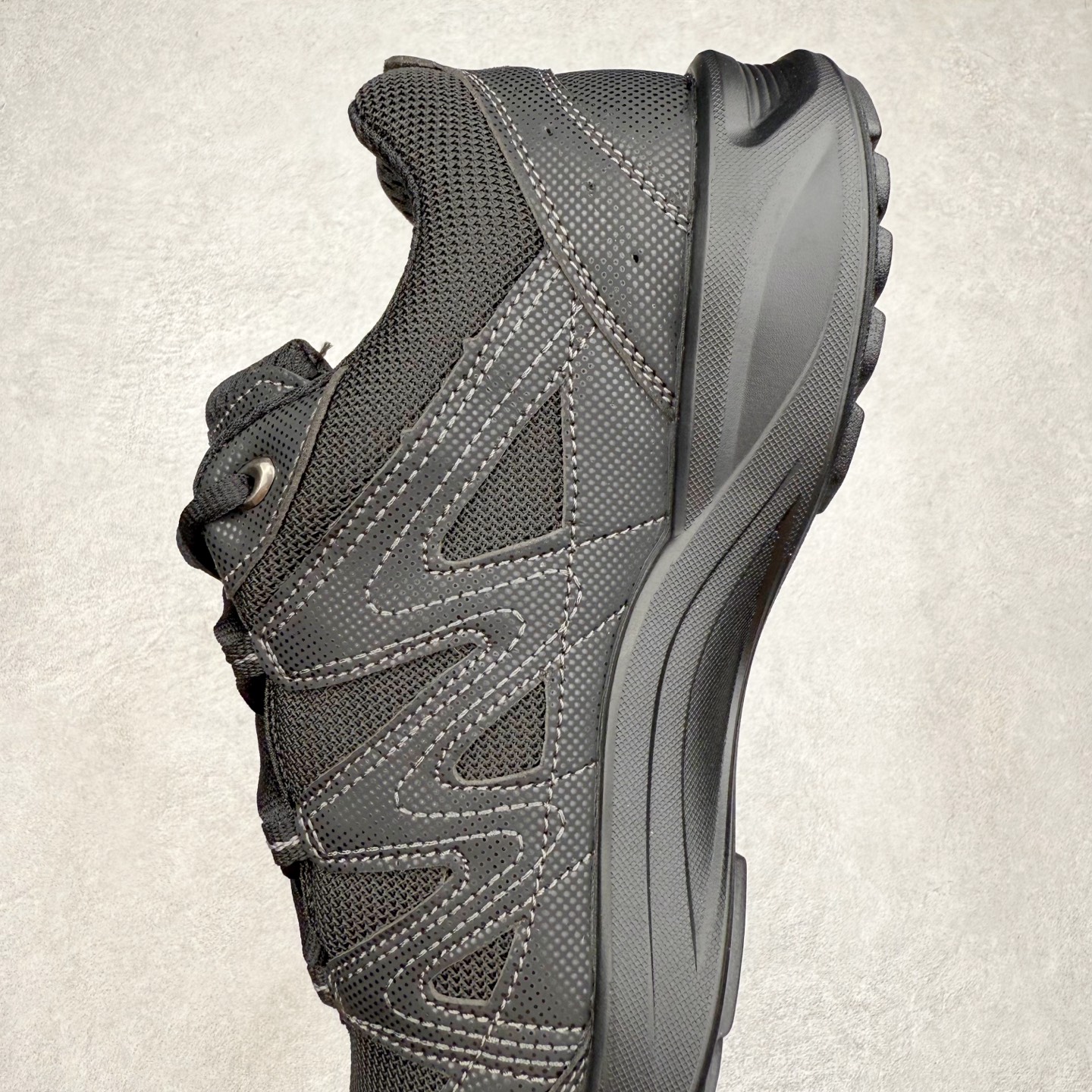 图片[7]-ECCO Terracruise Light Gtx 爱步陆地巡洋系列低帮徒步户外露营百搭休闲运动鞋“网布全黑”825784 51707 ECCO以三大核心特征为依托：北欧设计风格、鞋履制作、积极的生活方式。北欧设计风格：北欧设计特点是独特、有格调、实用和简约，并且品质优良。鞋履制作：ECCO钟爱鞋履制作以及一切与鞋履制作相关的事物。积极的生活方式：ECCO的创始人希望制作出的鞋履无需磨合，即可完美贴合脚型，帮助人们享受行走的乐趣。ECCO的成功源自其产品质量和创新的技术水平，恪守“鞋遵循双足”的设计理念，将的舒适度和风格融为一体。ECCO跑遍全世界寻找创新的原料。从制革制鞋一体化的设置，源头上控制皮革质量，确保对人体无害。 尺码：38 39 40 41 42 43 44 （皮鞋码）-选品中心