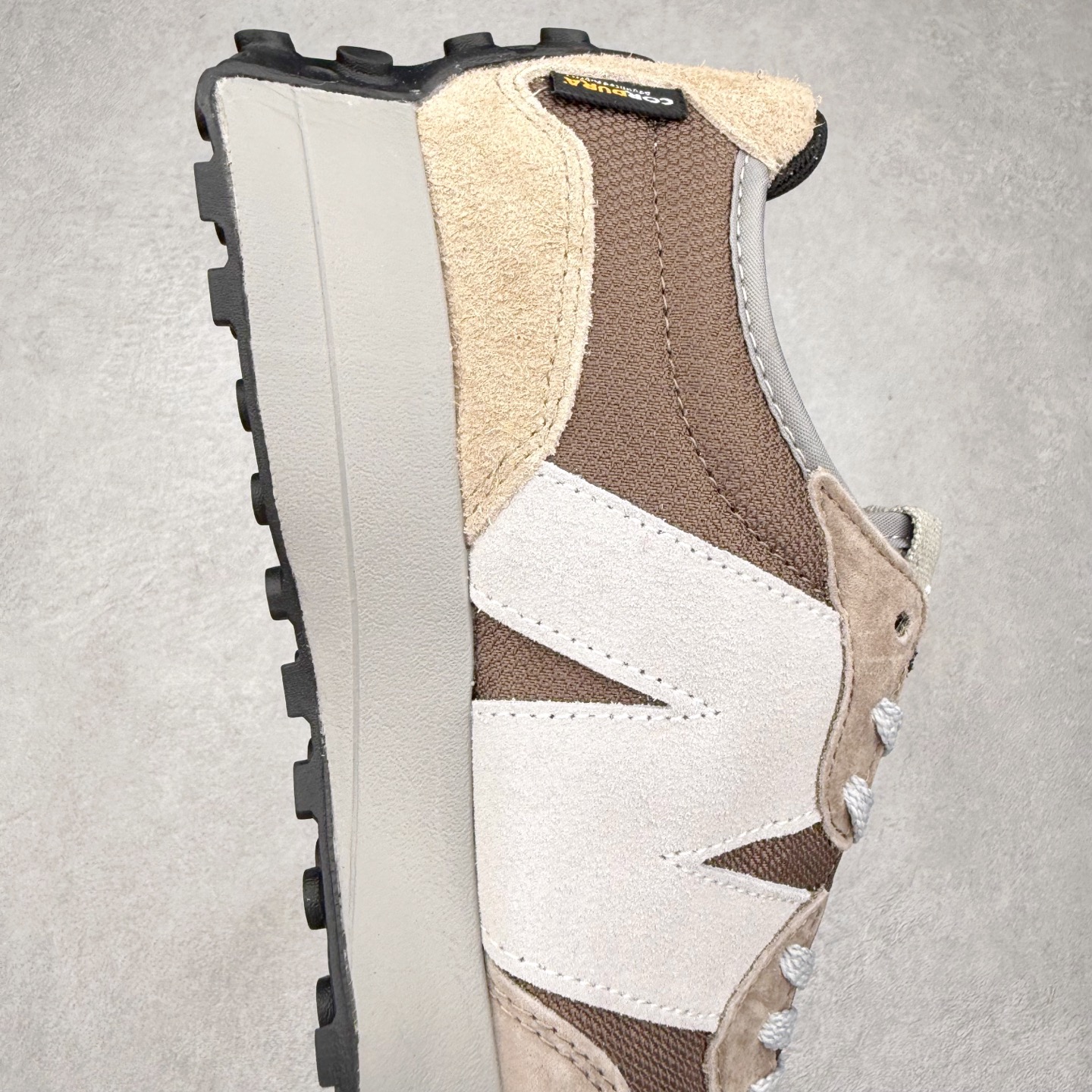 图片[6]-New Balance MS327 NB新百伦系列复古休闲运动慢跑鞋 #以更纯粹的复古风格设计打造的全新造型 侧身还以解构设计 将 N 字标志以做旧压花样式呈现 样式别具新意 而麂皮、冲孔皮革的塑造 则呈现出高级怀旧气质 也让鞋款在奢华时装风格与运动氛围之间达到了平衡 鞋身采用尼龙及猪巴革麂皮物料拼接构成 中底高弹PU材质及满丁防滑橡胶外底 尺码：36 37 37.5 38 38.5 39.5 40 40.5 41.5 42 42.5 43 44 45-选品中心