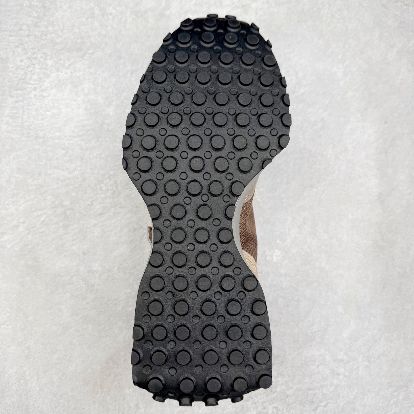 图片[9]-New Balance MS327 NB新百伦系列复古休闲运动慢跑鞋 #以更纯粹的复古风格设计打造的全新造型 侧身还以解构设计 将 N 字标志以做旧压花样式呈现 样式别具新意 而麂皮、冲孔皮革的塑造 则呈现出高级怀旧气质 也让鞋款在奢华时装风格与运动氛围之间达到了平衡 鞋身采用尼龙及猪巴革麂皮物料拼接构成 中底高弹PU材质及满丁防滑橡胶外底 尺码：36 37 37.5 38 38.5 39.5 40 40.5 41.5 42 42.5 43 44 45-选品中心