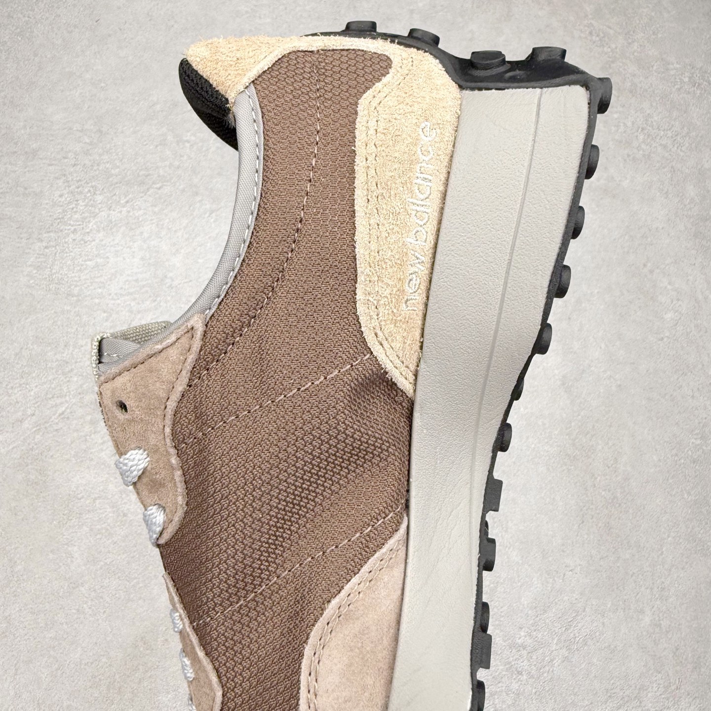 图片[7]-New Balance MS327 NB新百伦系列复古休闲运动慢跑鞋 #以更纯粹的复古风格设计打造的全新造型 侧身还以解构设计 将 N 字标志以做旧压花样式呈现 样式别具新意 而麂皮、冲孔皮革的塑造 则呈现出高级怀旧气质 也让鞋款在奢华时装风格与运动氛围之间达到了平衡 鞋身采用尼龙及猪巴革麂皮物料拼接构成 中底高弹PU材质及满丁防滑橡胶外底 尺码：36 37 37.5 38 38.5 39.5 40 40.5 41.5 42 42.5 43 44 45-选品中心