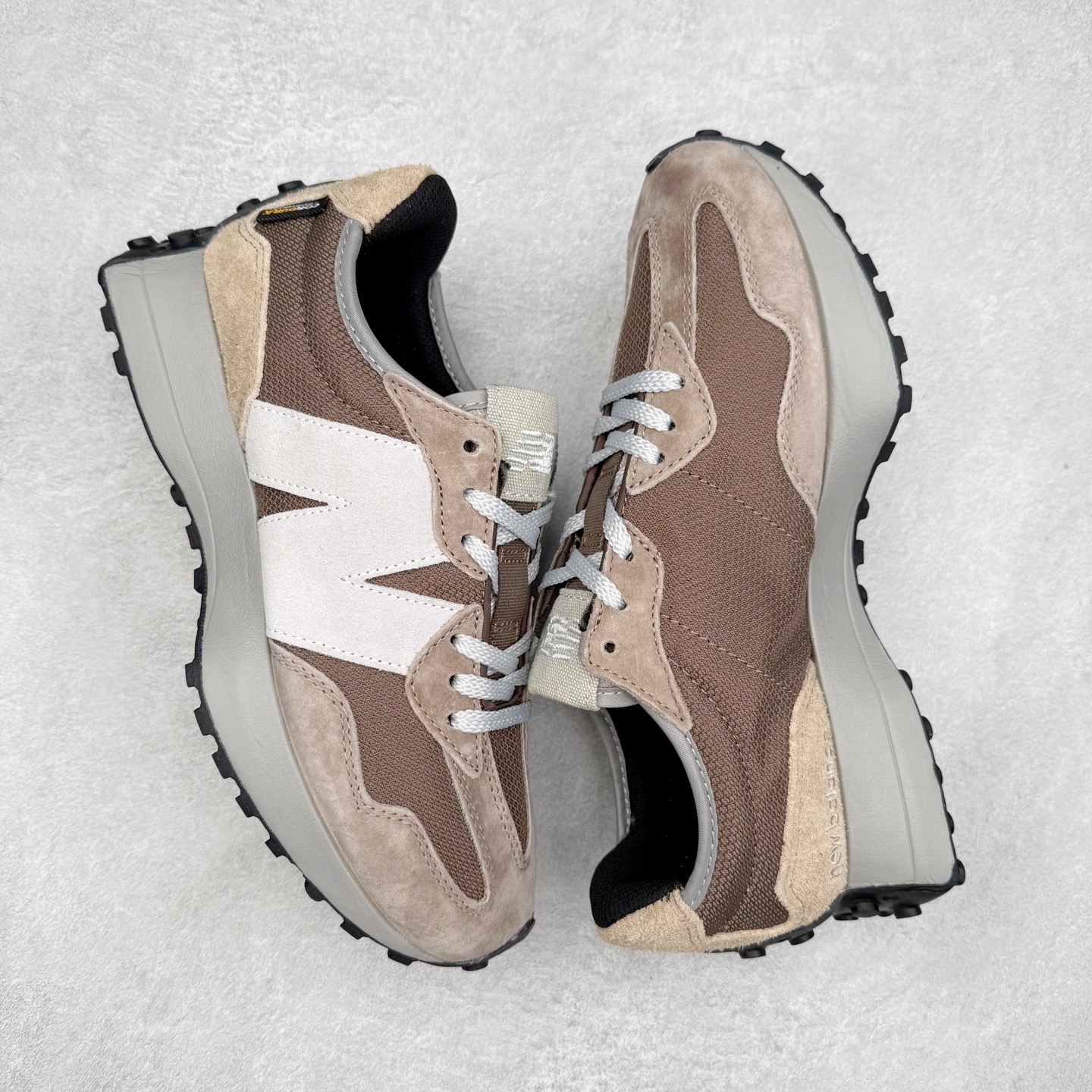 图片[3]-New Balance MS327 NB新百伦系列复古休闲运动慢跑鞋 #以更纯粹的复古风格设计打造的全新造型 侧身还以解构设计 将 N 字标志以做旧压花样式呈现 样式别具新意 而麂皮、冲孔皮革的塑造 则呈现出高级怀旧气质 也让鞋款在奢华时装风格与运动氛围之间达到了平衡 鞋身采用尼龙及猪巴革麂皮物料拼接构成 中底高弹PU材质及满丁防滑橡胶外底 尺码：36 37 37.5 38 38.5 39.5 40 40.5 41.5 42 42.5 43 44 45-选品中心