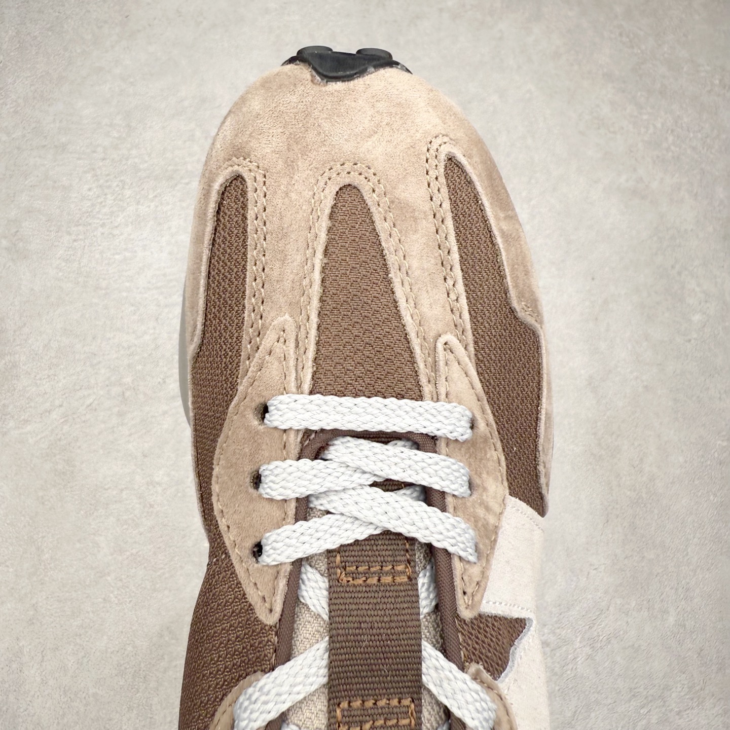 图片[4]-New Balance MS327 NB新百伦系列复古休闲运动慢跑鞋 #以更纯粹的复古风格设计打造的全新造型 侧身还以解构设计 将 N 字标志以做旧压花样式呈现 样式别具新意 而麂皮、冲孔皮革的塑造 则呈现出高级怀旧气质 也让鞋款在奢华时装风格与运动氛围之间达到了平衡 鞋身采用尼龙及猪巴革麂皮物料拼接构成 中底高弹PU材质及满丁防滑橡胶外底 尺码：36 37 37.5 38 38.5 39.5 40 40.5 41.5 42 42.5 43 44 45-选品中心