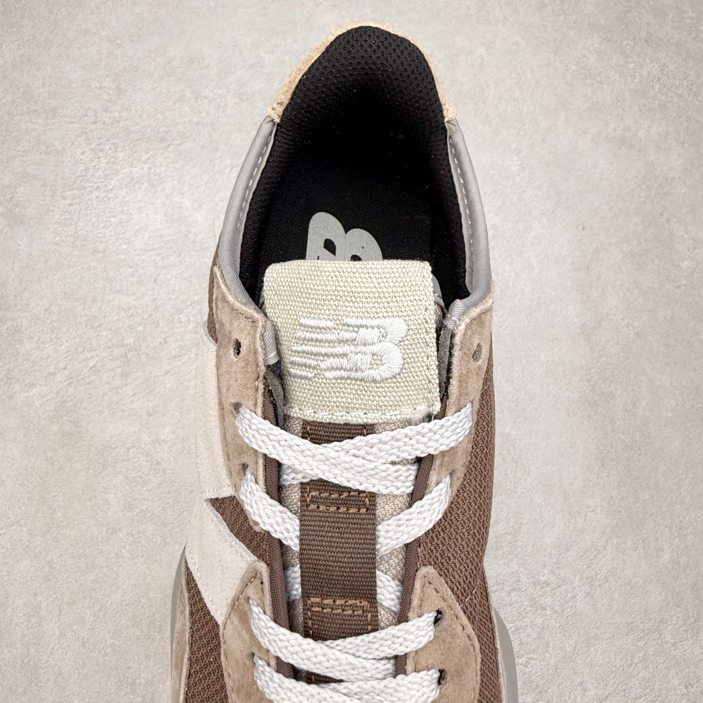 图片[5]-New Balance MS327 NB新百伦系列复古休闲运动慢跑鞋 #以更纯粹的复古风格设计打造的全新造型 侧身还以解构设计 将 N 字标志以做旧压花样式呈现 样式别具新意 而麂皮、冲孔皮革的塑造 则呈现出高级怀旧气质 也让鞋款在奢华时装风格与运动氛围之间达到了平衡 鞋身采用尼龙及猪巴革麂皮物料拼接构成 中底高弹PU材质及满丁防滑橡胶外底 尺码：36 37 37.5 38 38.5 39.5 40 40.5 41.5 42 42.5 43 44 45-选品中心