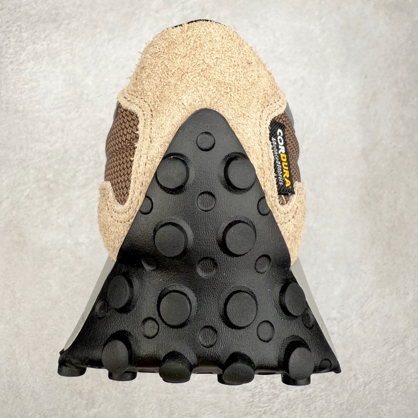 图片[8]-New Balance MS327 NB新百伦系列复古休闲运动慢跑鞋 #以更纯粹的复古风格设计打造的全新造型 侧身还以解构设计 将 N 字标志以做旧压花样式呈现 样式别具新意 而麂皮、冲孔皮革的塑造 则呈现出高级怀旧气质 也让鞋款在奢华时装风格与运动氛围之间达到了平衡 鞋身采用尼龙及猪巴革麂皮物料拼接构成 中底高弹PU材质及满丁防滑橡胶外底 尺码：36 37 37.5 38 38.5 39.5 40 40.5 41.5 42 42.5 43 44 45-选品中心