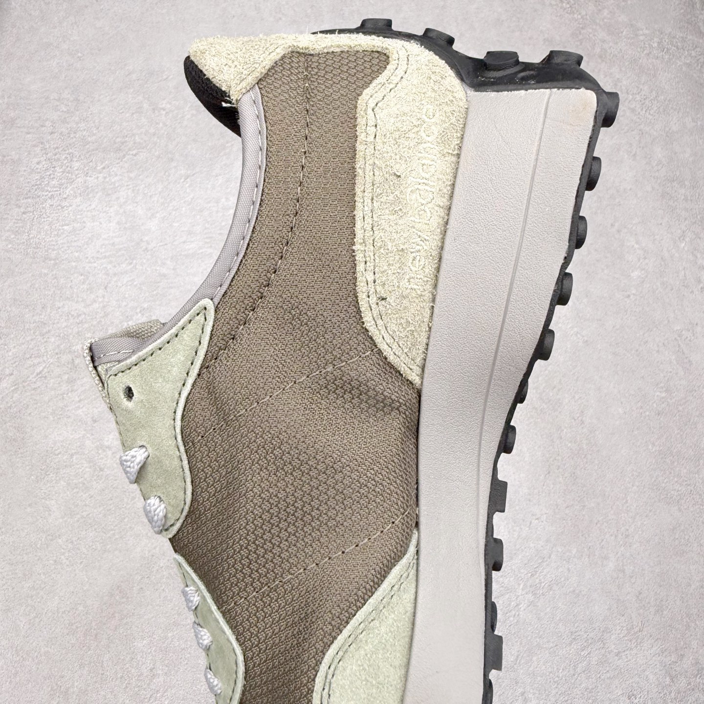 图片[7]-New Balance MS327 NB新百伦系列复古休闲运动慢跑鞋 #以更纯粹的复古风格设计打造的全新造型 侧身还以解构设计 将 N 字标志以做旧压花样式呈现 样式别具新意 而麂皮、冲孔皮革的塑造 则呈现出高级怀旧气质 也让鞋款在奢华时装风格与运动氛围之间达到了平衡 鞋身采用尼龙及猪巴革麂皮物料拼接构成 中底高弹PU材质及满丁防滑橡胶外底 尺码：36 37 37.5 38 38.5 39.5 40 40.5 41.5 42 42.5 43 44 45-选品中心