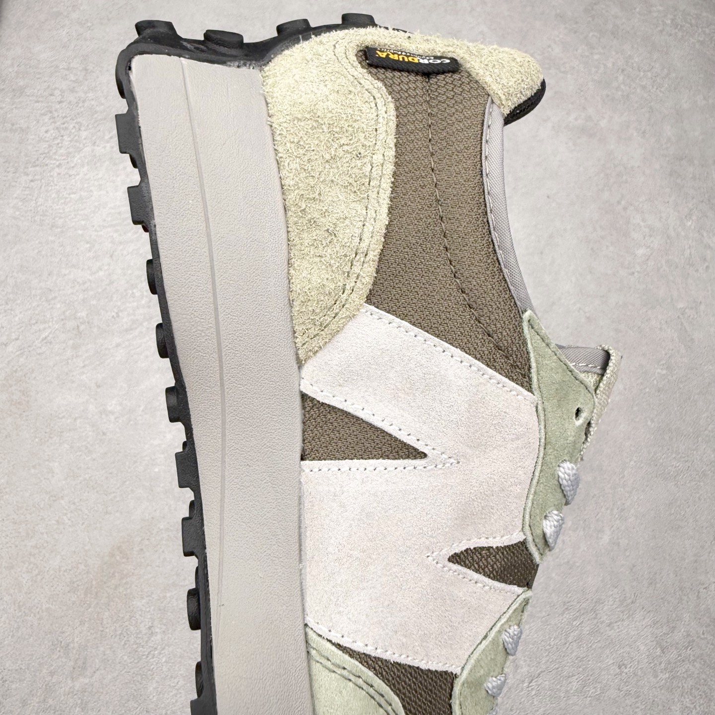 图片[6]-New Balance MS327 NB新百伦系列复古休闲运动慢跑鞋 #以更纯粹的复古风格设计打造的全新造型 侧身还以解构设计 将 N 字标志以做旧压花样式呈现 样式别具新意 而麂皮、冲孔皮革的塑造 则呈现出高级怀旧气质 也让鞋款在奢华时装风格与运动氛围之间达到了平衡 鞋身采用尼龙及猪巴革麂皮物料拼接构成 中底高弹PU材质及满丁防滑橡胶外底 尺码：36 37 37.5 38 38.5 39.5 40 40.5 41.5 42 42.5 43 44 45-选品中心