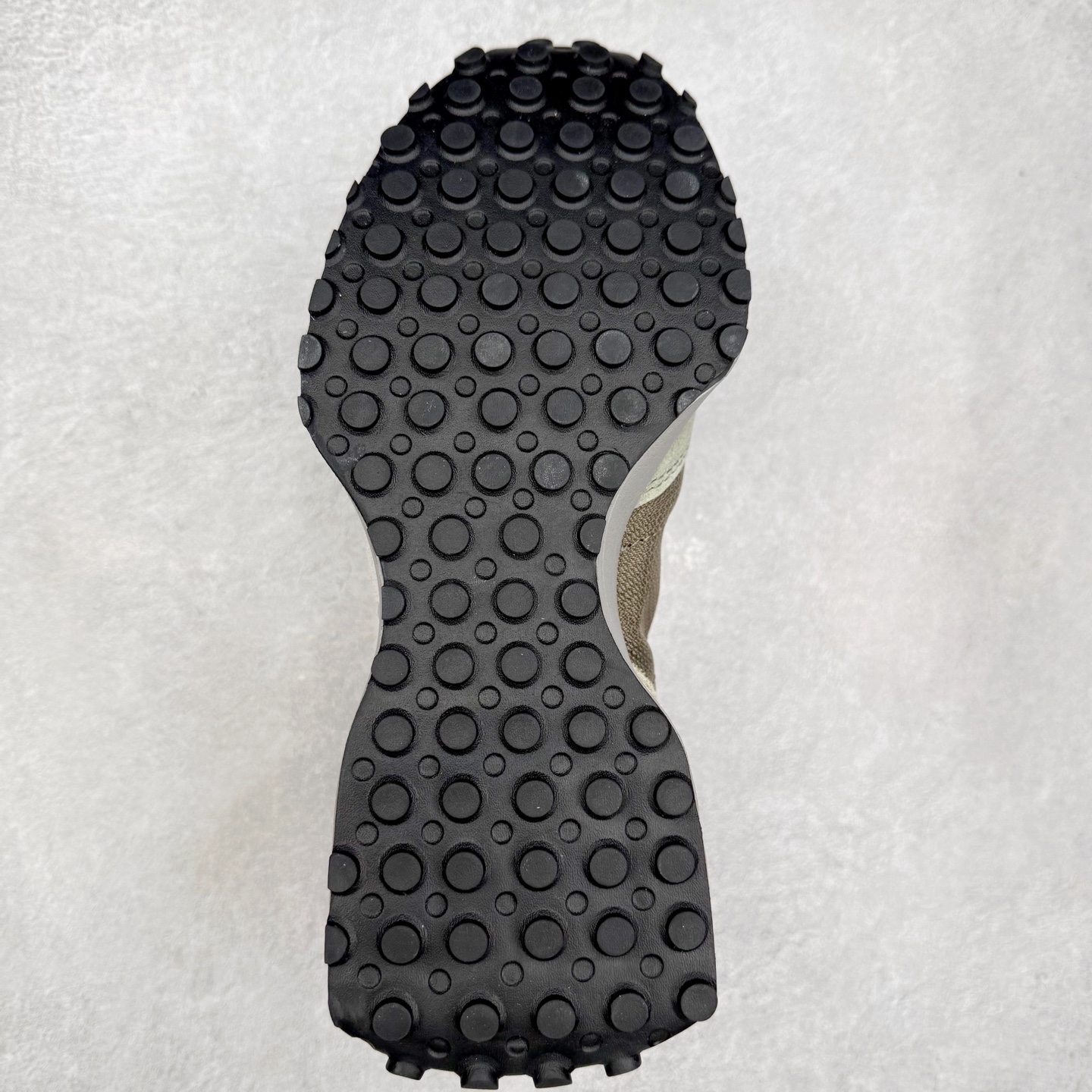 图片[9]-New Balance MS327 NB新百伦系列复古休闲运动慢跑鞋 #以更纯粹的复古风格设计打造的全新造型 侧身还以解构设计 将 N 字标志以做旧压花样式呈现 样式别具新意 而麂皮、冲孔皮革的塑造 则呈现出高级怀旧气质 也让鞋款在奢华时装风格与运动氛围之间达到了平衡 鞋身采用尼龙及猪巴革麂皮物料拼接构成 中底高弹PU材质及满丁防滑橡胶外底 尺码：36 37 37.5 38 38.5 39.5 40 40.5 41.5 42 42.5 43 44 45-选品中心