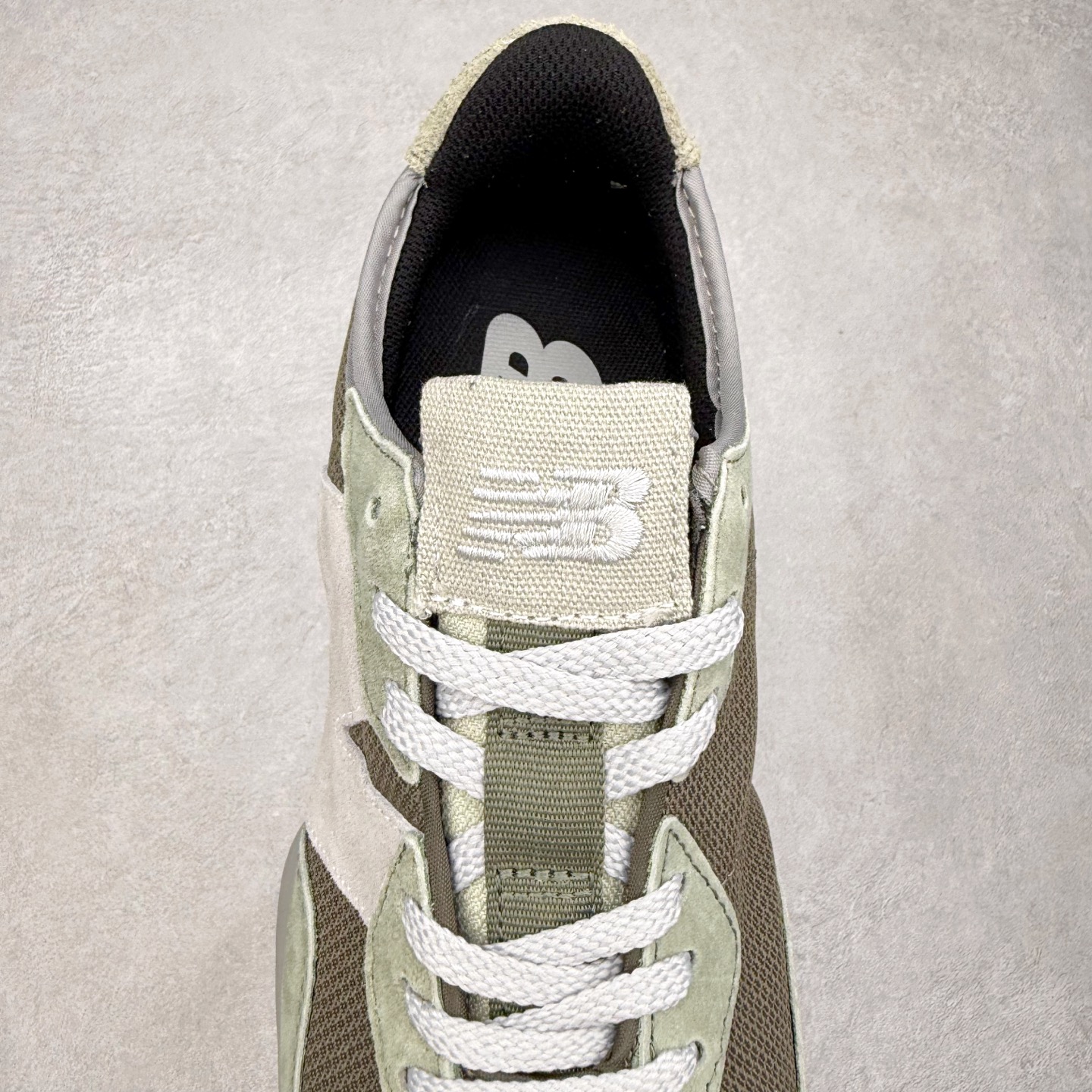 图片[5]-New Balance MS327 NB新百伦系列复古休闲运动慢跑鞋 #以更纯粹的复古风格设计打造的全新造型 侧身还以解构设计 将 N 字标志以做旧压花样式呈现 样式别具新意 而麂皮、冲孔皮革的塑造 则呈现出高级怀旧气质 也让鞋款在奢华时装风格与运动氛围之间达到了平衡 鞋身采用尼龙及猪巴革麂皮物料拼接构成 中底高弹PU材质及满丁防滑橡胶外底 尺码：36 37 37.5 38 38.5 39.5 40 40.5 41.5 42 42.5 43 44 45-选品中心