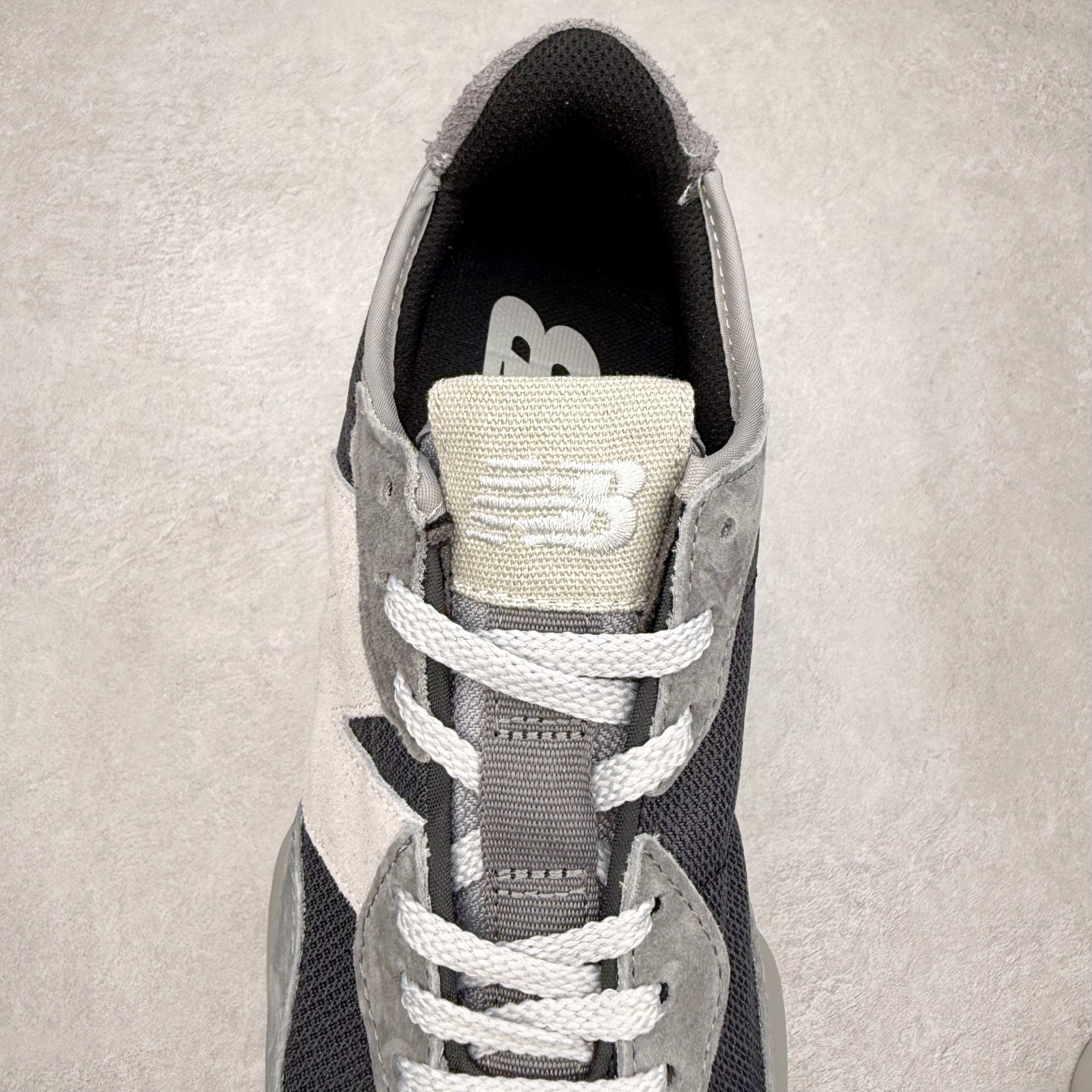 图片[5]-New Balance MS327 NB新百伦系列复古休闲运动慢跑鞋 #以更纯粹的复古风格设计打造的全新造型 侧身还以解构设计 将 N 字标志以做旧压花样式呈现 样式别具新意 而麂皮、冲孔皮革的塑造 则呈现出高级怀旧气质 也让鞋款在奢华时装风格与运动氛围之间达到了平衡 鞋身采用尼龙及猪巴革麂皮物料拼接构成 中底高弹PU材质及满丁防滑橡胶外底 尺码：36 37 37.5 38 38.5 39.5 40 40.5 41.5 42 42.5 43 44 45-选品中心