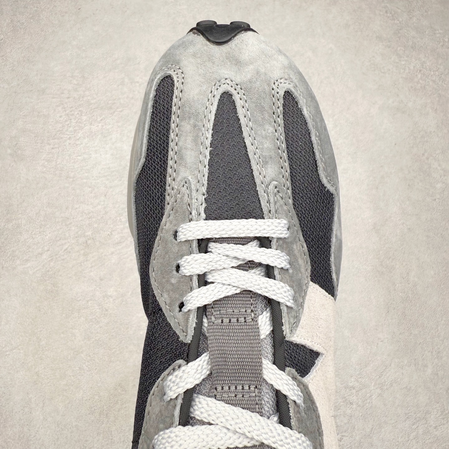 图片[4]-New Balance MS327 NB新百伦系列复古休闲运动慢跑鞋 #以更纯粹的复古风格设计打造的全新造型 侧身还以解构设计 将 N 字标志以做旧压花样式呈现 样式别具新意 而麂皮、冲孔皮革的塑造 则呈现出高级怀旧气质 也让鞋款在奢华时装风格与运动氛围之间达到了平衡 鞋身采用尼龙及猪巴革麂皮物料拼接构成 中底高弹PU材质及满丁防滑橡胶外底 尺码：36 37 37.5 38 38.5 39.5 40 40.5 41.5 42 42.5 43 44 45-选品中心