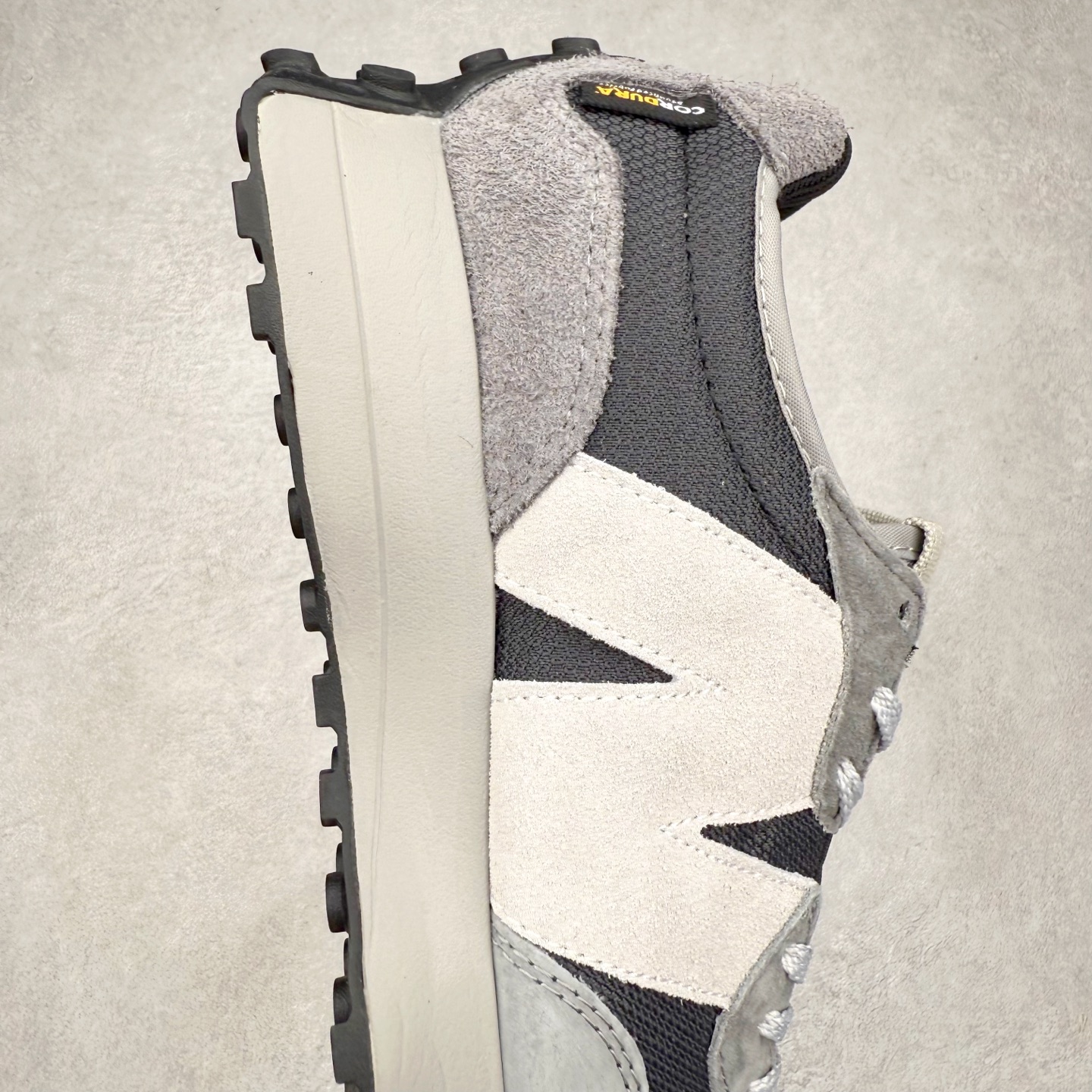 图片[7]-New Balance MS327 NB新百伦系列复古休闲运动慢跑鞋 #以更纯粹的复古风格设计打造的全新造型 侧身还以解构设计 将 N 字标志以做旧压花样式呈现 样式别具新意 而麂皮、冲孔皮革的塑造 则呈现出高级怀旧气质 也让鞋款在奢华时装风格与运动氛围之间达到了平衡 鞋身采用尼龙及猪巴革麂皮物料拼接构成 中底高弹PU材质及满丁防滑橡胶外底 尺码：36 37 37.5 38 38.5 39.5 40 40.5 41.5 42 42.5 43 44 45-选品中心