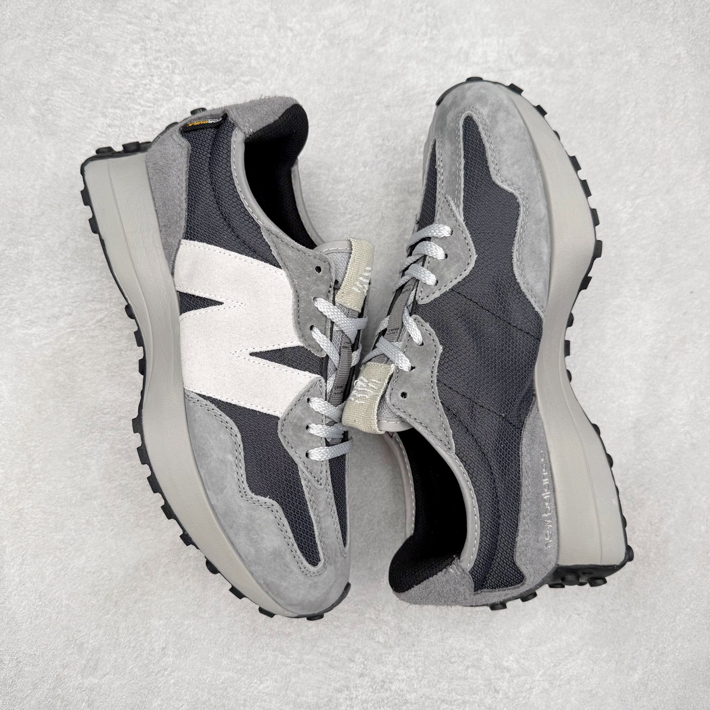 图片[3]-New Balance MS327 NB新百伦系列复古休闲运动慢跑鞋 #以更纯粹的复古风格设计打造的全新造型 侧身还以解构设计 将 N 字标志以做旧压花样式呈现 样式别具新意 而麂皮、冲孔皮革的塑造 则呈现出高级怀旧气质 也让鞋款在奢华时装风格与运动氛围之间达到了平衡 鞋身采用尼龙及猪巴革麂皮物料拼接构成 中底高弹PU材质及满丁防滑橡胶外底 尺码：36 37 37.5 38 38.5 39.5 40 40.5 41.5 42 42.5 43 44 45-选品中心