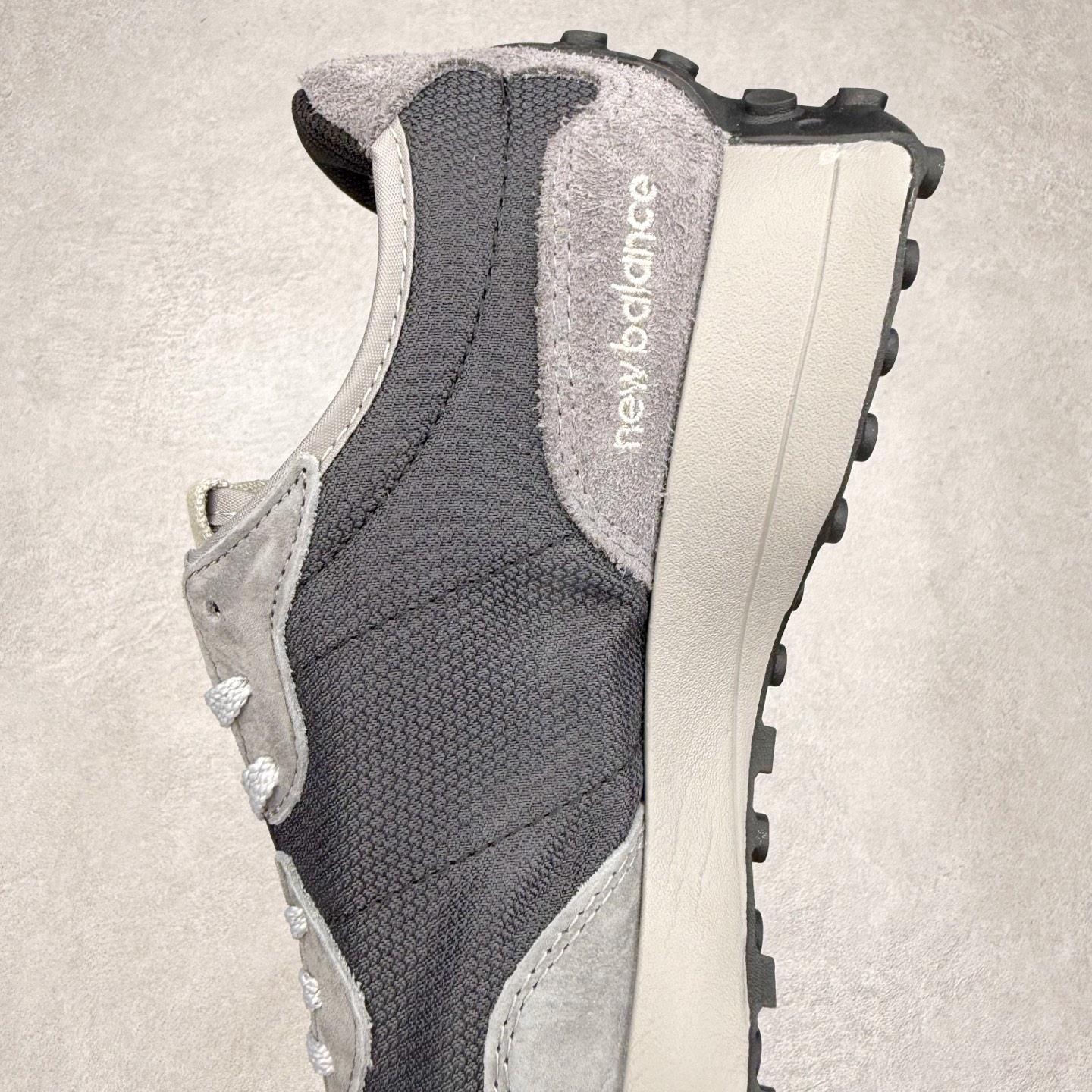 图片[6]-New Balance MS327 NB新百伦系列复古休闲运动慢跑鞋 #以更纯粹的复古风格设计打造的全新造型 侧身还以解构设计 将 N 字标志以做旧压花样式呈现 样式别具新意 而麂皮、冲孔皮革的塑造 则呈现出高级怀旧气质 也让鞋款在奢华时装风格与运动氛围之间达到了平衡 鞋身采用尼龙及猪巴革麂皮物料拼接构成 中底高弹PU材质及满丁防滑橡胶外底 尺码：36 37 37.5 38 38.5 39.5 40 40.5 41.5 42 42.5 43 44 45-选品中心