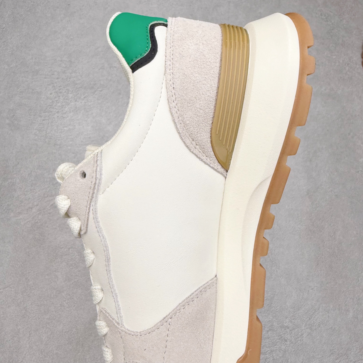 图片[6]-Valentino华伦天奴男鞋 舒适系带跑鞋低帮生活运动休闲鞋 #明星同款 软羊皮低帮运动板鞋 经典百搭款绗缝格纹打造瞩目朋克风格 考究皮质构塑和简洁轮廓 流畅的线条奠定酷感基调 装饰质感橡胶效果 背面与鞋舌装饰 穿出了不一样的随性和时髦 阿那亚大秀可谓是刷爆了时尚圈 鞋面全油边 面料：定制牛皮+独家开模橡胶发泡大底 轻便防滑耐磨 脚感舒适 款式耐看做工精细 全套包装 尺码：39 40 41 42 43 44（皮鞋码）-选品中心