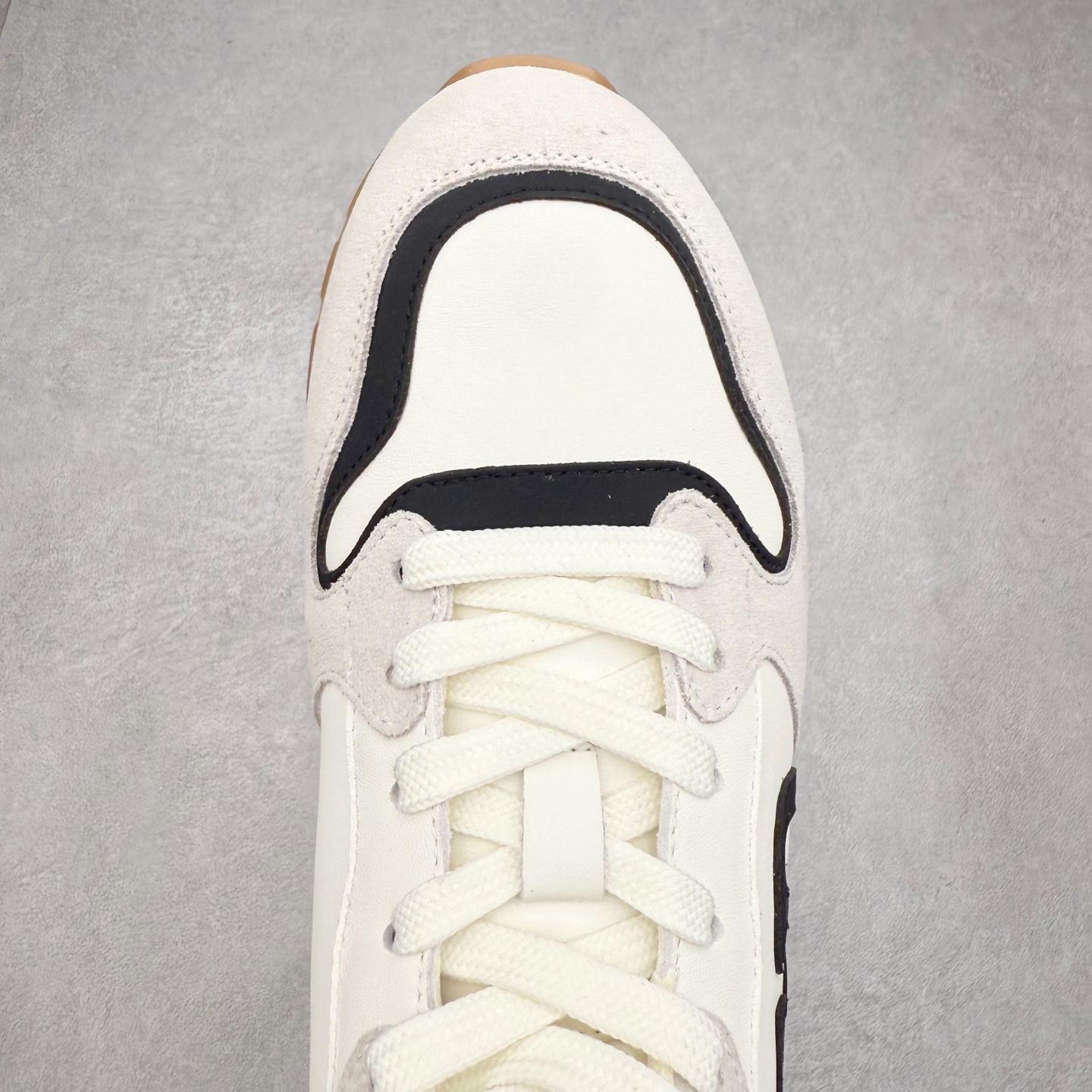 图片[4]-Valentino华伦天奴男鞋 舒适系带跑鞋低帮生活运动休闲鞋 #明星同款 软羊皮低帮运动板鞋 经典百搭款绗缝格纹打造瞩目朋克风格 考究皮质构塑和简洁轮廓 流畅的线条奠定酷感基调 装饰质感橡胶效果 背面与鞋舌装饰 穿出了不一样的随性和时髦 阿那亚大秀可谓是刷爆了时尚圈 鞋面全油边 面料：定制牛皮+独家开模橡胶发泡大底 轻便防滑耐磨 脚感舒适 款式耐看做工精细 全套包装 尺码：39 40 41 42 43 44（皮鞋码）-选品中心