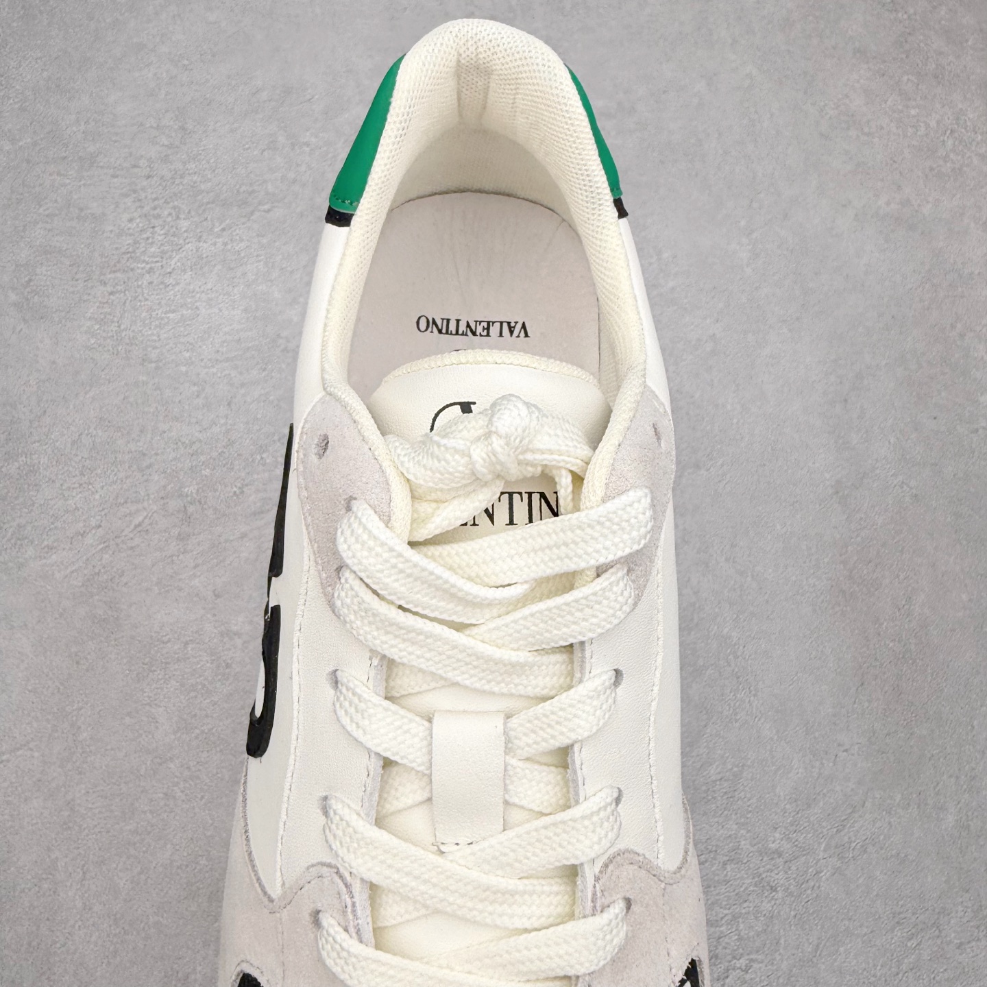 图片[5]-Valentino华伦天奴男鞋 舒适系带跑鞋低帮生活运动休闲鞋 #明星同款 软羊皮低帮运动板鞋 经典百搭款绗缝格纹打造瞩目朋克风格 考究皮质构塑和简洁轮廓 流畅的线条奠定酷感基调 装饰质感橡胶效果 背面与鞋舌装饰 穿出了不一样的随性和时髦 阿那亚大秀可谓是刷爆了时尚圈 鞋面全油边 面料：定制牛皮+独家开模橡胶发泡大底 轻便防滑耐磨 脚感舒适 款式耐看做工精细 全套包装 尺码：39 40 41 42 43 44（皮鞋码）-选品中心