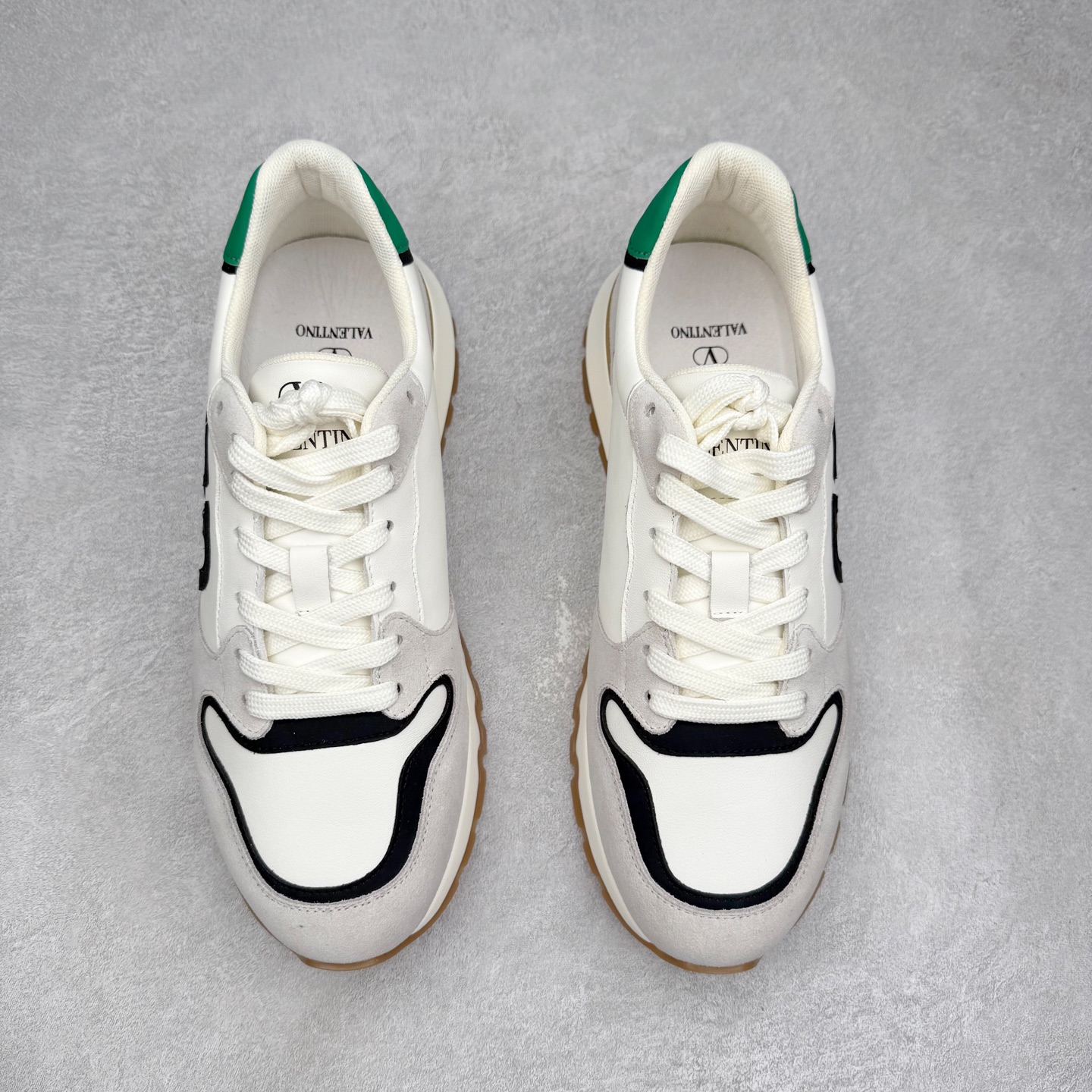 图片[2]-Valentino华伦天奴男鞋 舒适系带跑鞋低帮生活运动休闲鞋 #明星同款 软羊皮低帮运动板鞋 经典百搭款绗缝格纹打造瞩目朋克风格 考究皮质构塑和简洁轮廓 流畅的线条奠定酷感基调 装饰质感橡胶效果 背面与鞋舌装饰 穿出了不一样的随性和时髦 阿那亚大秀可谓是刷爆了时尚圈 鞋面全油边 面料：定制牛皮+独家开模橡胶发泡大底 轻便防滑耐磨 脚感舒适 款式耐看做工精细 全套包装 尺码：39 40 41 42 43 44（皮鞋码）-选品中心