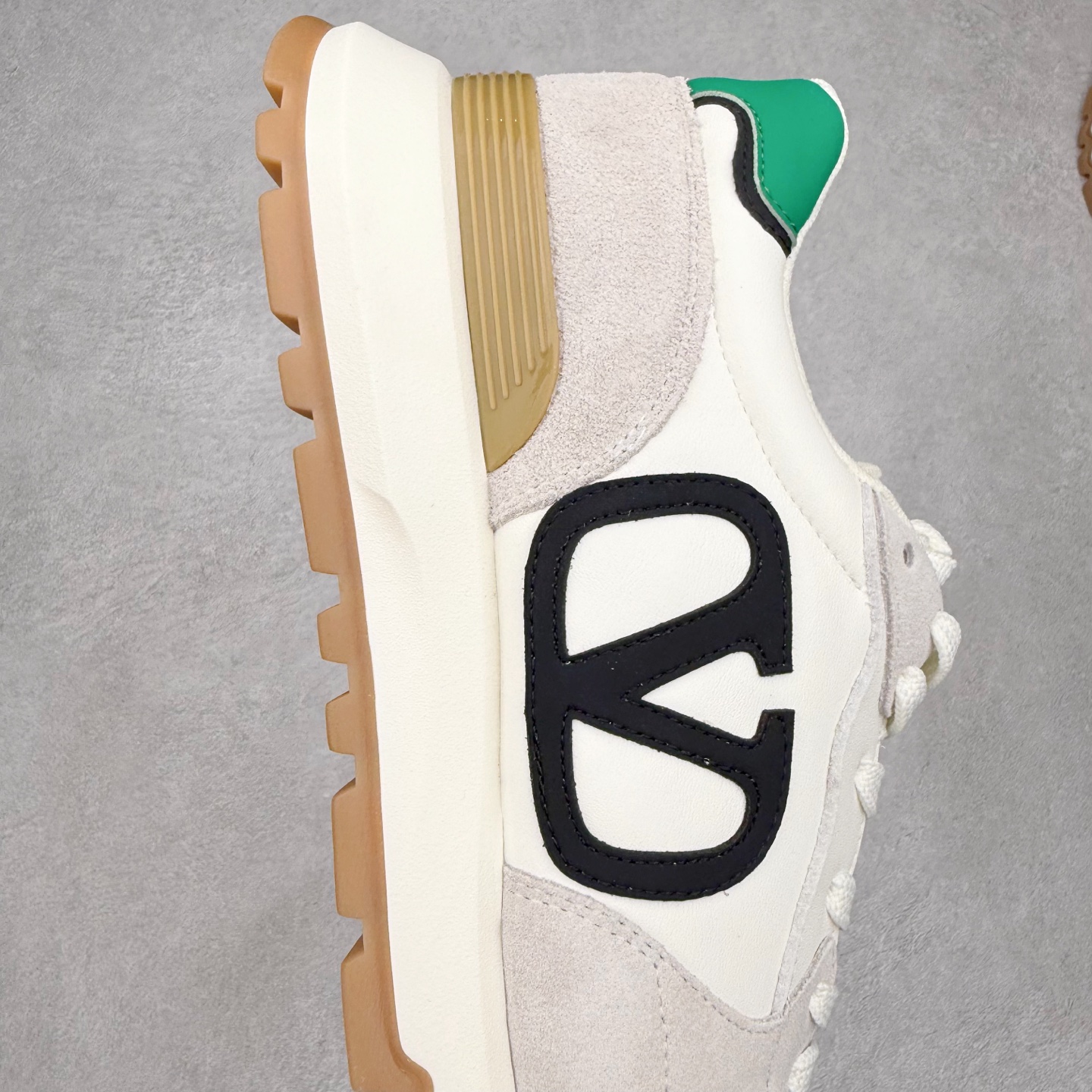 图片[7]-Valentino华伦天奴男鞋 舒适系带跑鞋低帮生活运动休闲鞋 #明星同款 软羊皮低帮运动板鞋 经典百搭款绗缝格纹打造瞩目朋克风格 考究皮质构塑和简洁轮廓 流畅的线条奠定酷感基调 装饰质感橡胶效果 背面与鞋舌装饰 穿出了不一样的随性和时髦 阿那亚大秀可谓是刷爆了时尚圈 鞋面全油边 面料：定制牛皮+独家开模橡胶发泡大底 轻便防滑耐磨 脚感舒适 款式耐看做工精细 全套包装 尺码：39 40 41 42 43 44（皮鞋码）-选品中心