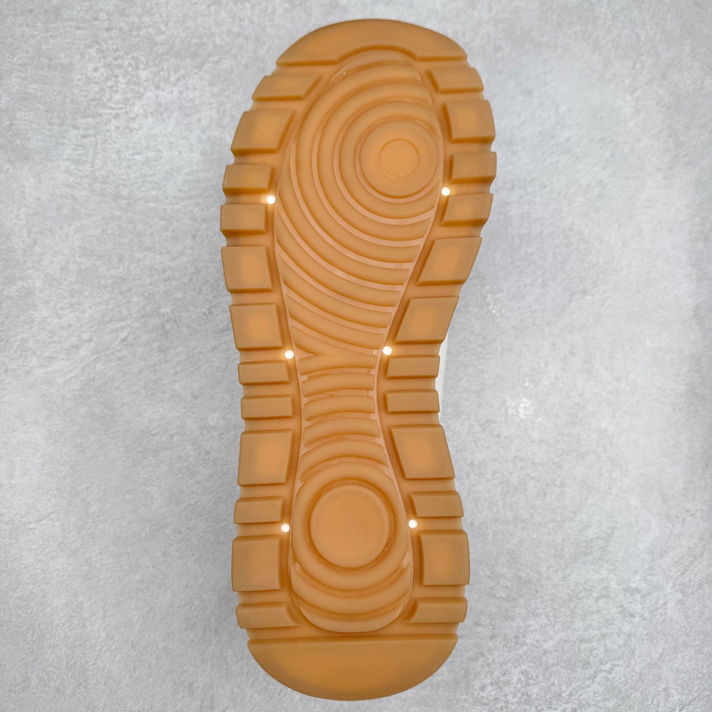 图片[9]-Valentino华伦天奴男鞋 舒适系带跑鞋低帮生活运动休闲鞋 #明星同款 软羊皮低帮运动板鞋 经典百搭款绗缝格纹打造瞩目朋克风格 考究皮质构塑和简洁轮廓 流畅的线条奠定酷感基调 装饰质感橡胶效果 背面与鞋舌装饰 穿出了不一样的随性和时髦 阿那亚大秀可谓是刷爆了时尚圈 鞋面全油边 面料：定制牛皮+独家开模橡胶发泡大底 轻便防滑耐磨 脚感舒适 款式耐看做工精细 全套包装 尺码：39 40 41 42 43 44（皮鞋码）-选品中心