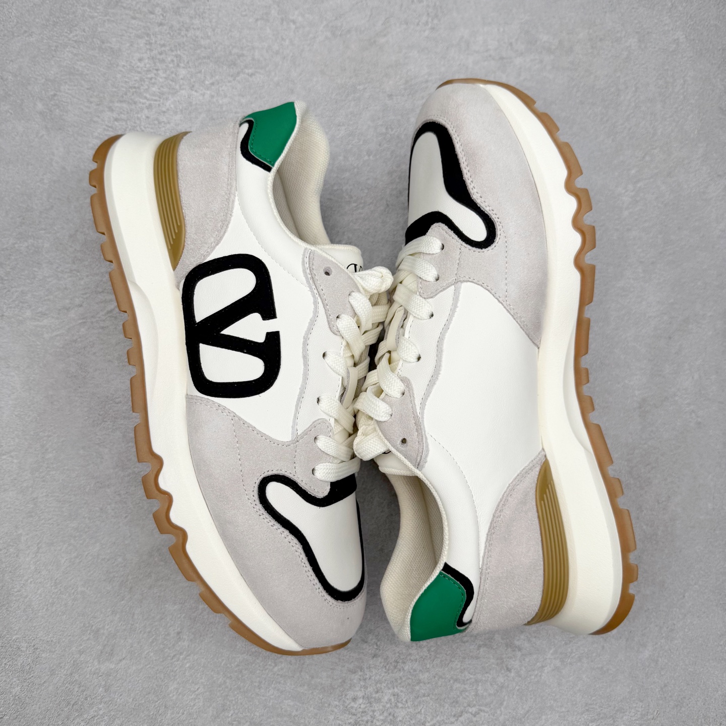 图片[3]-Valentino华伦天奴男鞋 舒适系带跑鞋低帮生活运动休闲鞋 #明星同款 软羊皮低帮运动板鞋 经典百搭款绗缝格纹打造瞩目朋克风格 考究皮质构塑和简洁轮廓 流畅的线条奠定酷感基调 装饰质感橡胶效果 背面与鞋舌装饰 穿出了不一样的随性和时髦 阿那亚大秀可谓是刷爆了时尚圈 鞋面全油边 面料：定制牛皮+独家开模橡胶发泡大底 轻便防滑耐磨 脚感舒适 款式耐看做工精细 全套包装 尺码：39 40 41 42 43 44（皮鞋码）-选品中心