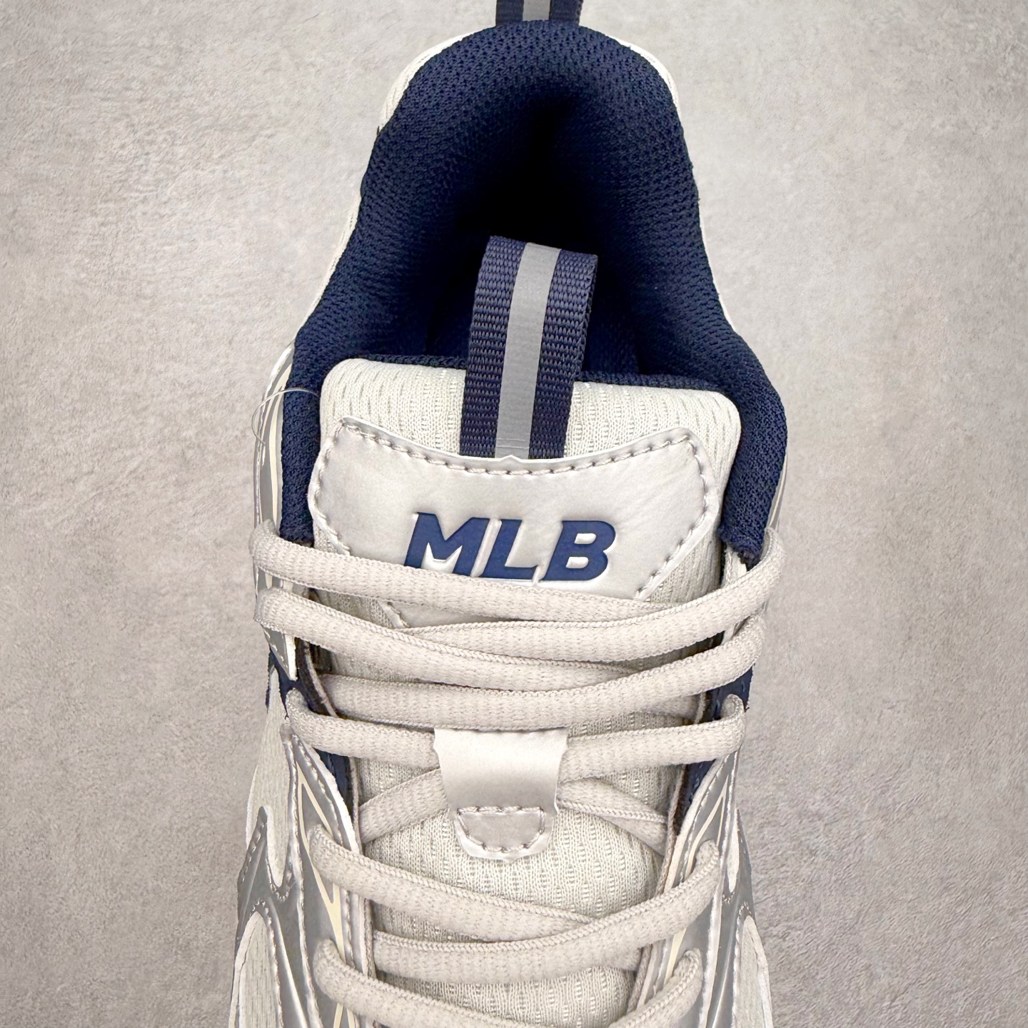 图片[5]-MLB New York Yankees Curve Runner 舒适百搭流浪鞋防滑耐磨低帮跑步鞋 Korea韩国联名NY美国榄球纽约洋基队限定 目前可过轻松秒过各类鉴定 能操作的私聊 韩国代购专供 左脚内置NFC感应 区别市面贴纸假芯片 MLB专用菱形双针中底布 重点细节中底布带注胶孔 原厂NFC感应吊牌 支持鉴定 一个两位数 原盒原标 全套原楦原纸板原厂数据开发 中韩文保养标贴 绿色防霉片 平台代购专供 独家一比一RB+MD组合大底 高频后跟小人Logo精准对位立体饱满 正确网布加超迁鞋面 转印中底走线紧密 转印Logo工艺表层防刮不掉色 尺码：35 36 36.5 37.5 38 38.5 39 40 40.5 41 42 42.5 43 44 44.5 45-选品中心