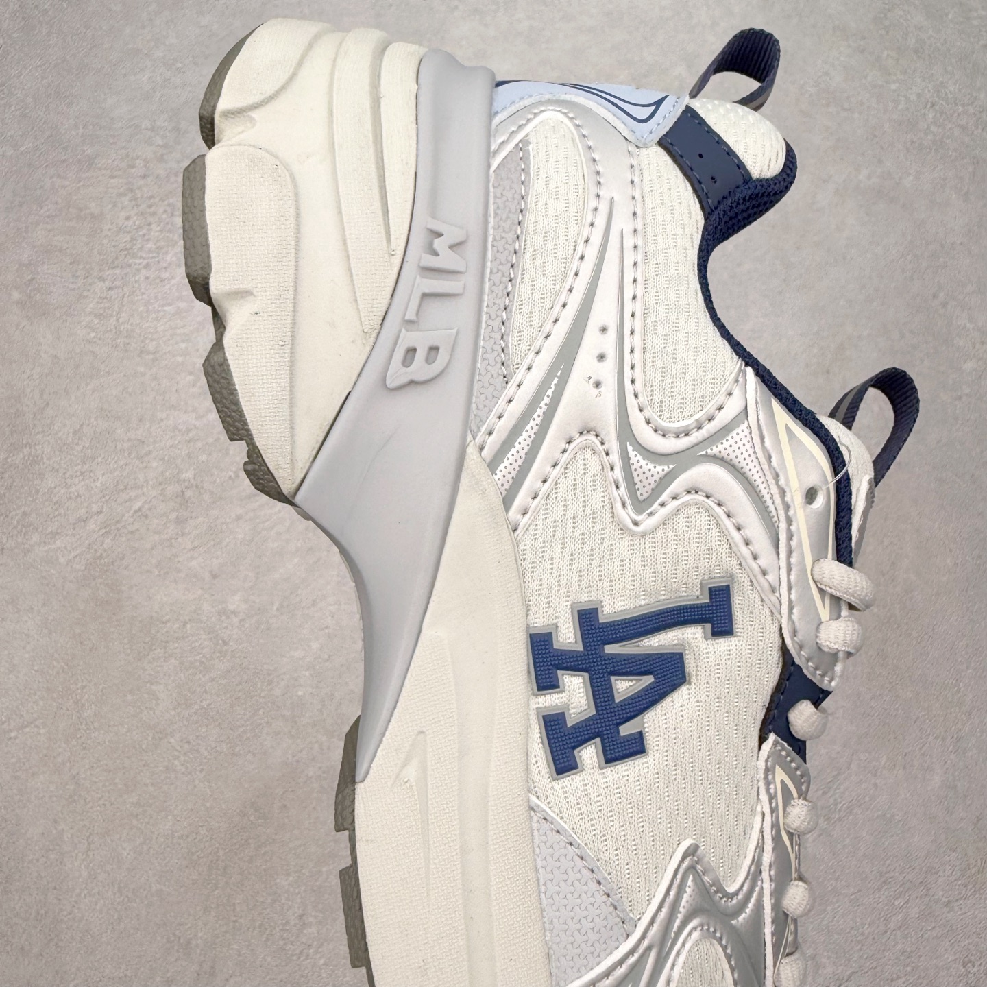 图片[7]-MLB New York Yankees Curve Runner 舒适百搭流浪鞋防滑耐磨低帮跑步鞋 Korea韩国联名NY美国榄球纽约洋基队限定 目前可过轻松秒过各类鉴定 能操作的私聊 韩国代购专供 左脚内置NFC感应 区别市面贴纸假芯片 MLB专用菱形双针中底布 重点细节中底布带注胶孔 原厂NFC感应吊牌 支持鉴定 一个两位数 原盒原标 全套原楦原纸板原厂数据开发 中韩文保养标贴 绿色防霉片 平台代购专供 独家一比一RB+MD组合大底 高频后跟小人Logo精准对位立体饱满 正确网布加超迁鞋面 转印中底走线紧密 转印Logo工艺表层防刮不掉色 尺码：35 36 36.5 37.5 38 38.5 39 40 40.5 41 42 42.5 43 44 44.5 45-选品中心