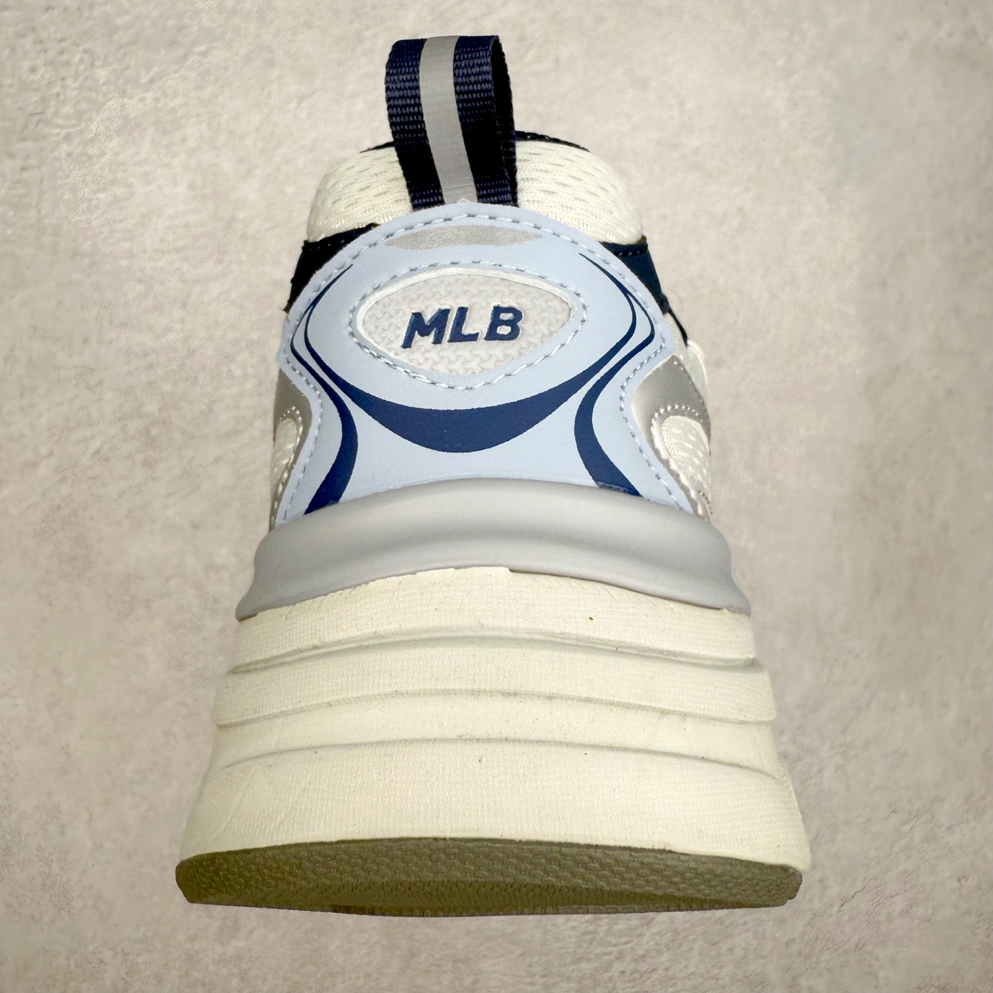 图片[8]-MLB New York Yankees Curve Runner 舒适百搭流浪鞋防滑耐磨低帮跑步鞋 Korea韩国联名NY美国榄球纽约洋基队限定 目前可过轻松秒过各类鉴定 能操作的私聊 韩国代购专供 左脚内置NFC感应 区别市面贴纸假芯片 MLB专用菱形双针中底布 重点细节中底布带注胶孔 原厂NFC感应吊牌 支持鉴定 一个两位数 原盒原标 全套原楦原纸板原厂数据开发 中韩文保养标贴 绿色防霉片 平台代购专供 独家一比一RB+MD组合大底 高频后跟小人Logo精准对位立体饱满 正确网布加超迁鞋面 转印中底走线紧密 转印Logo工艺表层防刮不掉色 尺码：35 36 36.5 37.5 38 38.5 39 40 40.5 41 42 42.5 43 44 44.5 45-选品中心