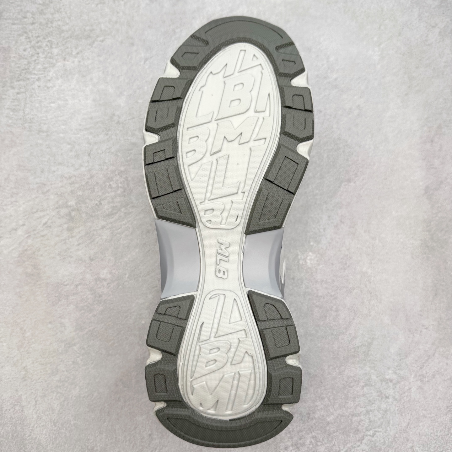 图片[9]-MLB New York Yankees Curve Runner 舒适百搭流浪鞋防滑耐磨低帮跑步鞋 Korea韩国联名NY美国榄球纽约洋基队限定 目前可过轻松秒过各类鉴定 能操作的私聊 韩国代购专供 左脚内置NFC感应 区别市面贴纸假芯片 MLB专用菱形双针中底布 重点细节中底布带注胶孔 原厂NFC感应吊牌 支持鉴定 一个两位数 原盒原标 全套原楦原纸板原厂数据开发 中韩文保养标贴 绿色防霉片 平台代购专供 独家一比一RB+MD组合大底 高频后跟小人Logo精准对位立体饱满 正确网布加超迁鞋面 转印中底走线紧密 转印Logo工艺表层防刮不掉色 尺码：35 36 36.5 37.5 38 38.5 39 40 40.5 41 42 42.5 43 44 44.5 45-选品中心