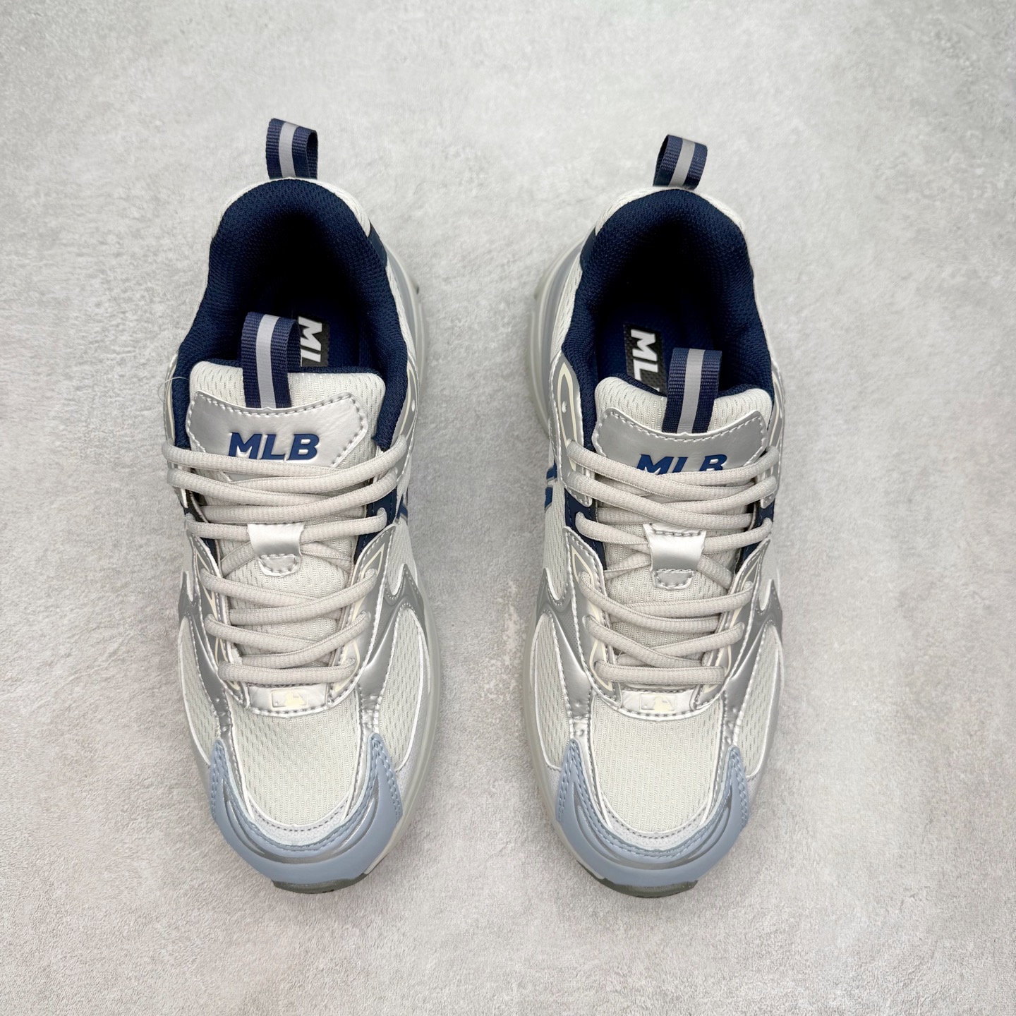图片[2]-MLB New York Yankees Curve Runner 舒适百搭流浪鞋防滑耐磨低帮跑步鞋 Korea韩国联名NY美国榄球纽约洋基队限定 目前可过轻松秒过各类鉴定 能操作的私聊 韩国代购专供 左脚内置NFC感应 区别市面贴纸假芯片 MLB专用菱形双针中底布 重点细节中底布带注胶孔 原厂NFC感应吊牌 支持鉴定 一个两位数 原盒原标 全套原楦原纸板原厂数据开发 中韩文保养标贴 绿色防霉片 平台代购专供 独家一比一RB+MD组合大底 高频后跟小人Logo精准对位立体饱满 正确网布加超迁鞋面 转印中底走线紧密 转印Logo工艺表层防刮不掉色 尺码：35 36 36.5 37.5 38 38.5 39 40 40.5 41 42 42.5 43 44 44.5 45-选品中心
