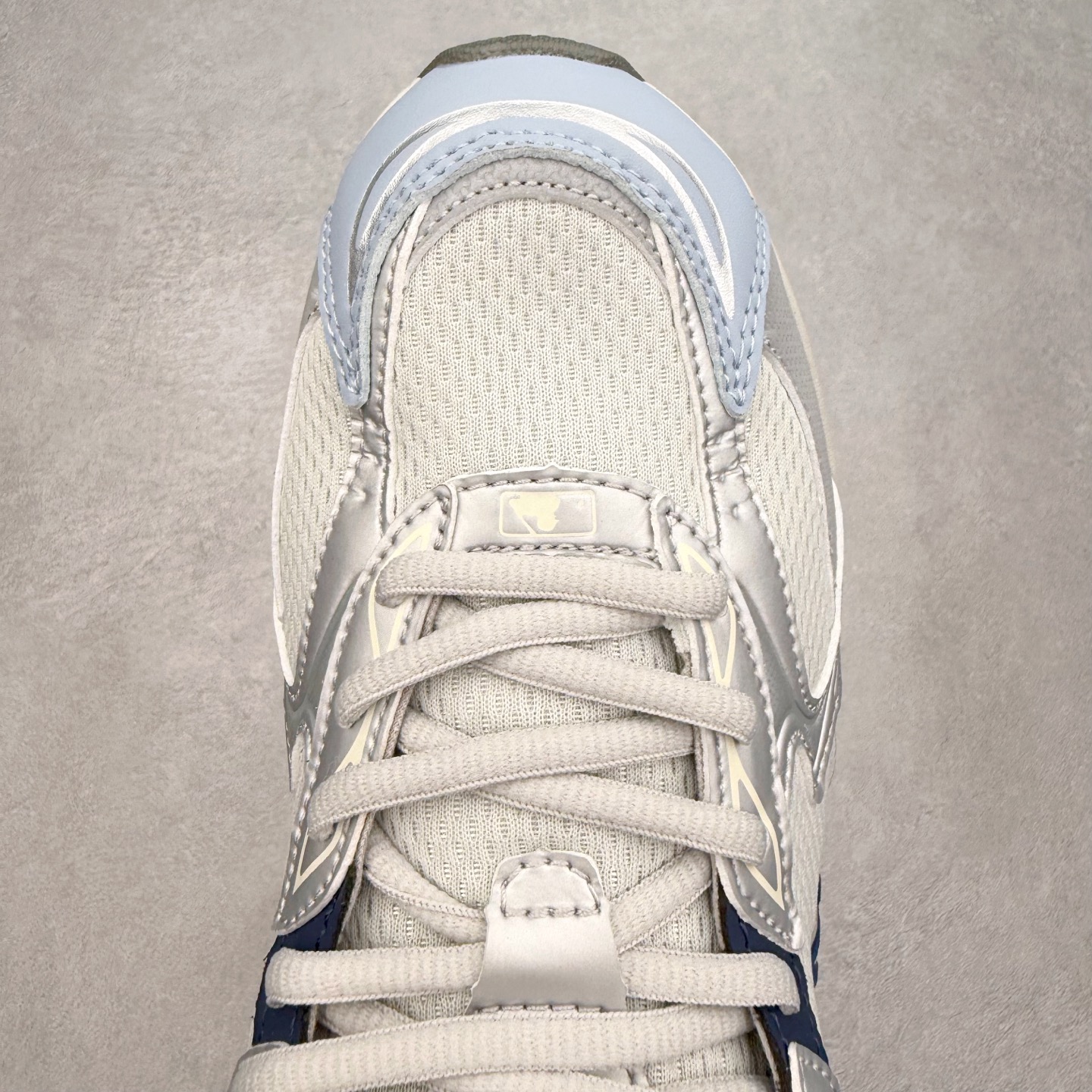 图片[4]-MLB New York Yankees Curve Runner 舒适百搭流浪鞋防滑耐磨低帮跑步鞋 Korea韩国联名NY美国榄球纽约洋基队限定 目前可过轻松秒过各类鉴定 能操作的私聊 韩国代购专供 左脚内置NFC感应 区别市面贴纸假芯片 MLB专用菱形双针中底布 重点细节中底布带注胶孔 原厂NFC感应吊牌 支持鉴定 一个两位数 原盒原标 全套原楦原纸板原厂数据开发 中韩文保养标贴 绿色防霉片 平台代购专供 独家一比一RB+MD组合大底 高频后跟小人Logo精准对位立体饱满 正确网布加超迁鞋面 转印中底走线紧密 转印Logo工艺表层防刮不掉色 尺码：35 36 36.5 37.5 38 38.5 39 40 40.5 41 42 42.5 43 44 44.5 45-选品中心