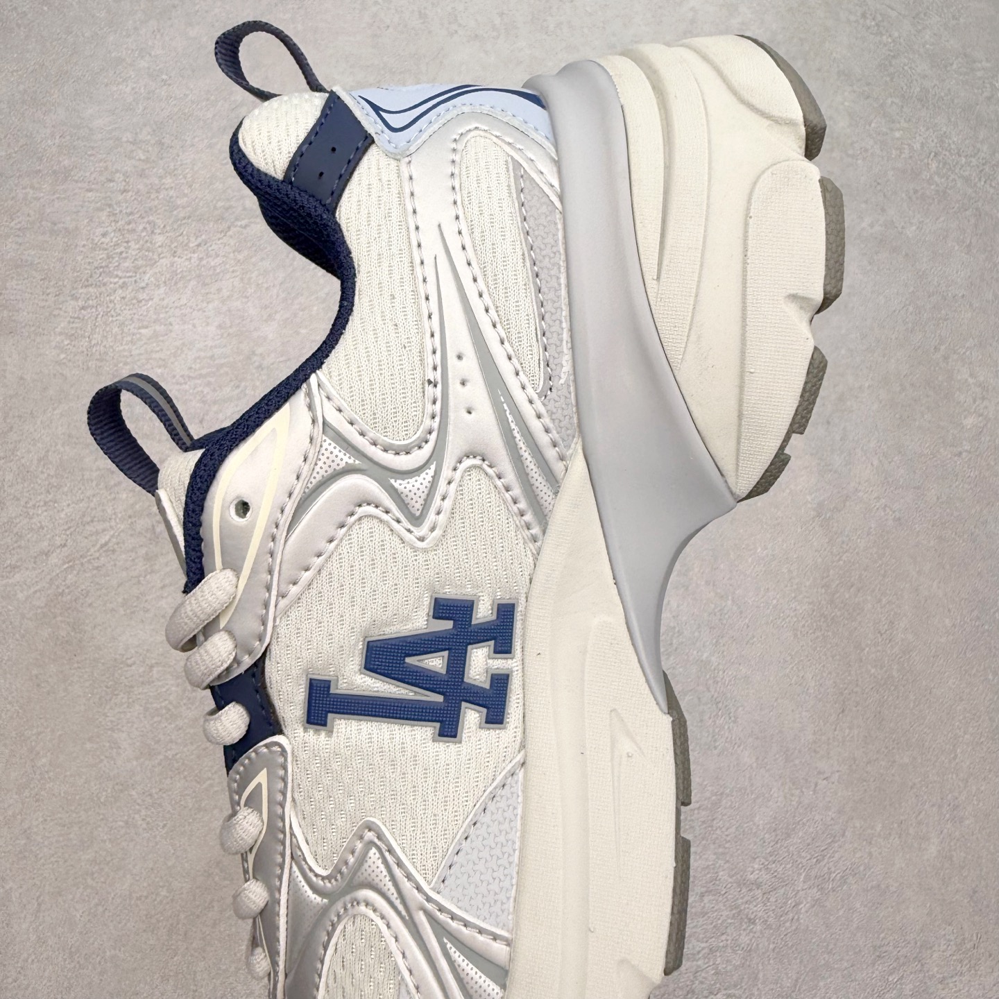 图片[6]-MLB New York Yankees Curve Runner 舒适百搭流浪鞋防滑耐磨低帮跑步鞋 Korea韩国联名NY美国榄球纽约洋基队限定 目前可过轻松秒过各类鉴定 能操作的私聊 韩国代购专供 左脚内置NFC感应 区别市面贴纸假芯片 MLB专用菱形双针中底布 重点细节中底布带注胶孔 原厂NFC感应吊牌 支持鉴定 一个两位数 原盒原标 全套原楦原纸板原厂数据开发 中韩文保养标贴 绿色防霉片 平台代购专供 独家一比一RB+MD组合大底 高频后跟小人Logo精准对位立体饱满 正确网布加超迁鞋面 转印中底走线紧密 转印Logo工艺表层防刮不掉色 尺码：35 36 36.5 37.5 38 38.5 39 40 40.5 41 42 42.5 43 44 44.5 45-选品中心