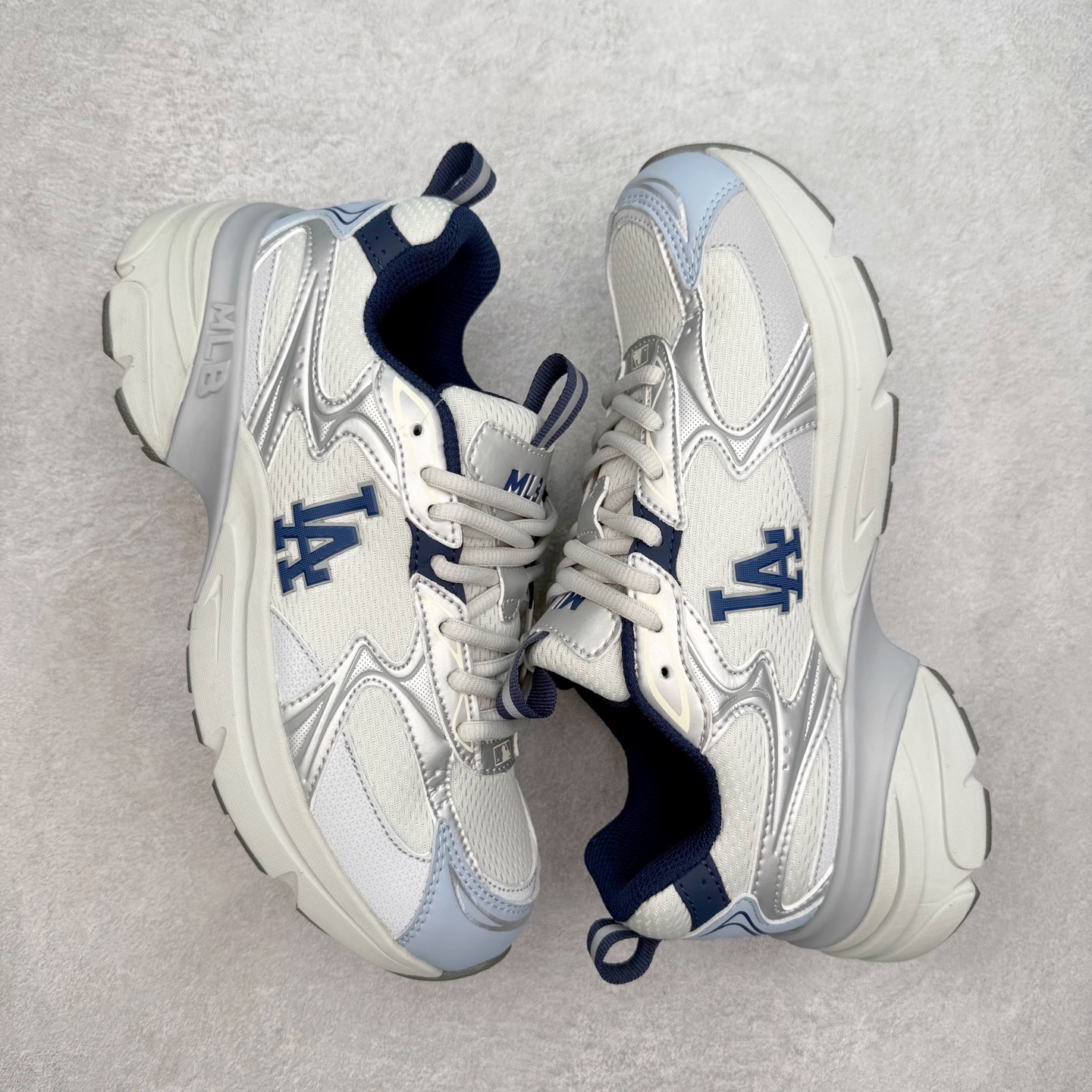 图片[3]-MLB New York Yankees Curve Runner 舒适百搭流浪鞋防滑耐磨低帮跑步鞋 Korea韩国联名NY美国榄球纽约洋基队限定 目前可过轻松秒过各类鉴定 能操作的私聊 韩国代购专供 左脚内置NFC感应 区别市面贴纸假芯片 MLB专用菱形双针中底布 重点细节中底布带注胶孔 原厂NFC感应吊牌 支持鉴定 一个两位数 原盒原标 全套原楦原纸板原厂数据开发 中韩文保养标贴 绿色防霉片 平台代购专供 独家一比一RB+MD组合大底 高频后跟小人Logo精准对位立体饱满 正确网布加超迁鞋面 转印中底走线紧密 转印Logo工艺表层防刮不掉色 尺码：35 36 36.5 37.5 38 38.5 39 40 40.5 41 42 42.5 43 44 44.5 45-选品中心