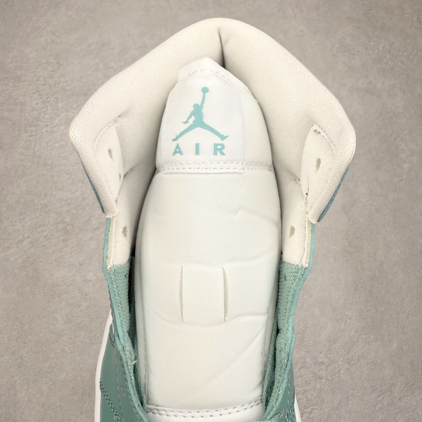 图片[5]-＃DT纯原 Air Jordan AJ1 Mid 中帮 薄荷绿 BQ6472-138 终端优势供应 市面中低帮最具代表性版本没有之一 口碑大厂出品 品控大底版型不断改良更新 全套原纸板楦头开发 确保原汁原味 完美呈现版型 完美零毛边处理 原厂内置全掌气垫 价格定位良心 平台专用代工流水线出品 一眼公司既视感 拿到手的一瞬间就与众不同 碾压市面所有版本 全部原鞋开发 每一个配色都会采购原鞋确认细节 打破市面看图做货无好货之说 尺码：35.5 36 36.5 37.5 38 38.5 39 40 40.5 41 42 42.5 43 44 44.5 45 46-选品中心