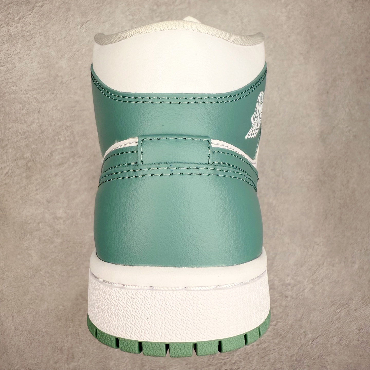 图片[8]-＃DT纯原 Air Jordan AJ1 Mid 中帮 薄荷绿 BQ6472-138 终端优势供应 市面中低帮最具代表性版本没有之一 口碑大厂出品 品控大底版型不断改良更新 全套原纸板楦头开发 确保原汁原味 完美呈现版型 完美零毛边处理 原厂内置全掌气垫 价格定位良心 平台专用代工流水线出品 一眼公司既视感 拿到手的一瞬间就与众不同 碾压市面所有版本 全部原鞋开发 每一个配色都会采购原鞋确认细节 打破市面看图做货无好货之说 尺码：35.5 36 36.5 37.5 38 38.5 39 40 40.5 41 42 42.5 43 44 44.5 45 46-选品中心