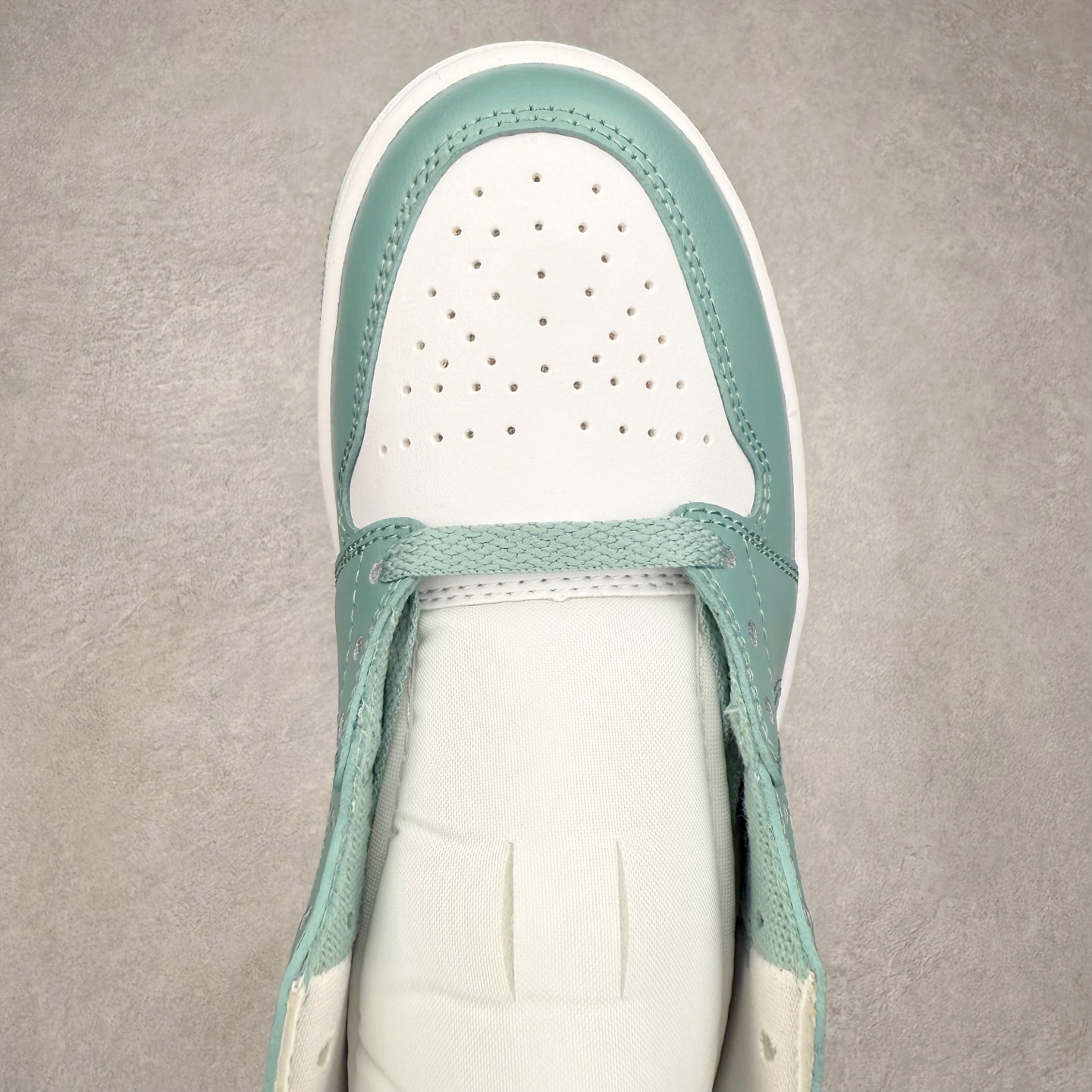 图片[4]-＃DT纯原 Air Jordan AJ1 Mid 中帮 薄荷绿 BQ6472-138 终端优势供应 市面中低帮最具代表性版本没有之一 口碑大厂出品 品控大底版型不断改良更新 全套原纸板楦头开发 确保原汁原味 完美呈现版型 完美零毛边处理 原厂内置全掌气垫 价格定位良心 平台专用代工流水线出品 一眼公司既视感 拿到手的一瞬间就与众不同 碾压市面所有版本 全部原鞋开发 每一个配色都会采购原鞋确认细节 打破市面看图做货无好货之说 尺码：35.5 36 36.5 37.5 38 38.5 39 40 40.5 41 42 42.5 43 44 44.5 45 46-选品中心