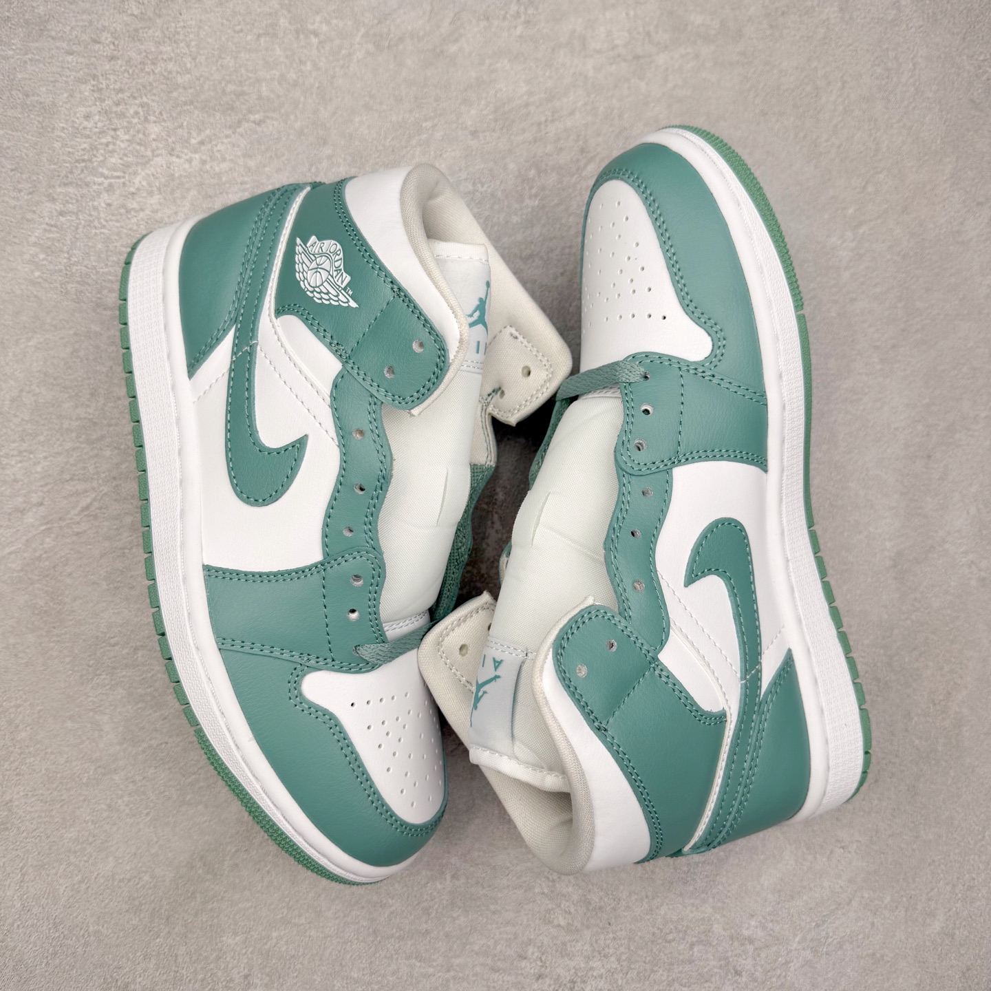 图片[3]-＃DT纯原 Air Jordan AJ1 Mid 中帮 薄荷绿 BQ6472-138 终端优势供应 市面中低帮最具代表性版本没有之一 口碑大厂出品 品控大底版型不断改良更新 全套原纸板楦头开发 确保原汁原味 完美呈现版型 完美零毛边处理 原厂内置全掌气垫 价格定位良心 平台专用代工流水线出品 一眼公司既视感 拿到手的一瞬间就与众不同 碾压市面所有版本 全部原鞋开发 每一个配色都会采购原鞋确认细节 打破市面看图做货无好货之说 尺码：35.5 36 36.5 37.5 38 38.5 39 40 40.5 41 42 42.5 43 44 44.5 45 46-选品中心